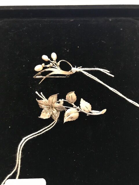 Null Deux broches à décor de fleurs, or gris 18K (750°/°°), perles et diamants.
&hellip;