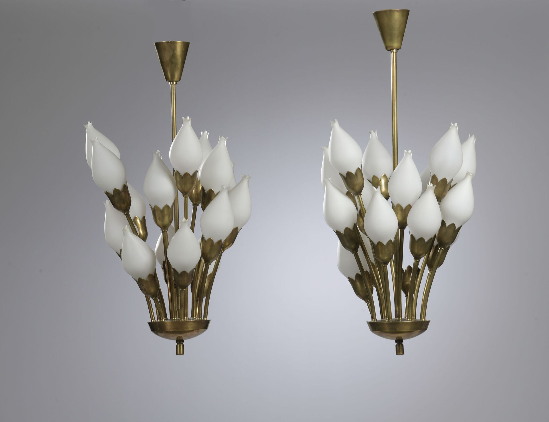Null 安斯加-福格（1880-1930）和埃里克-莫鲁普（1879-1972）。

Fog & Mørup版。

约1960年。

罕见的一对吊灯形成一束花&hellip;