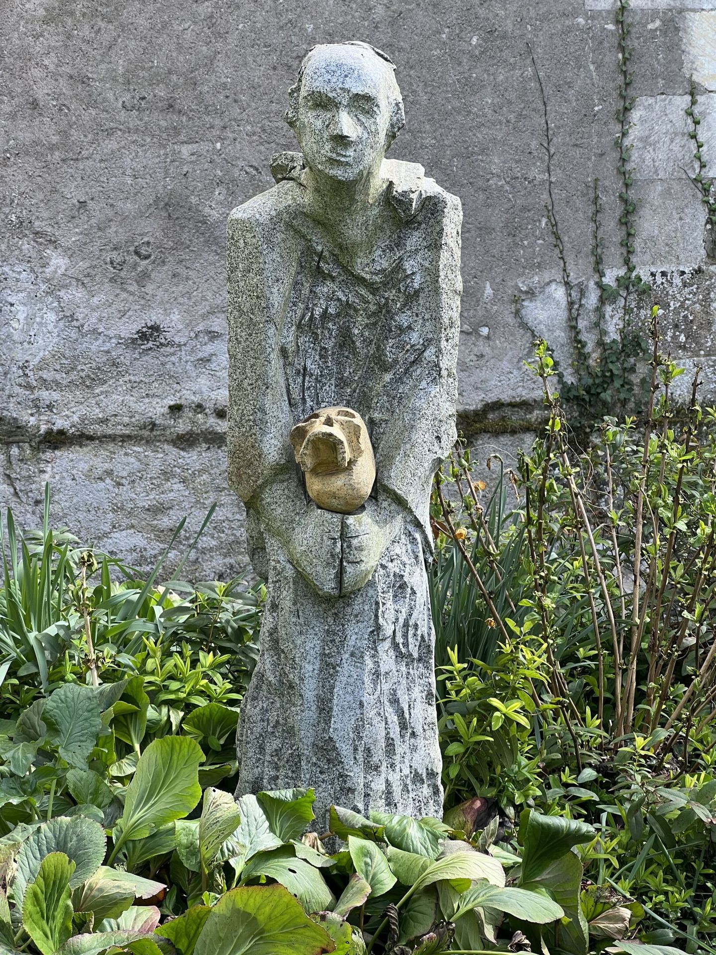 Null 丹尼斯-蒙弗勒（Denis MONFLEUR）（生于1962年）。

第一个和尚, 2010

花岗岩雕塑（直接雕刻），背面左下方有文字说明

H.1&hellip;