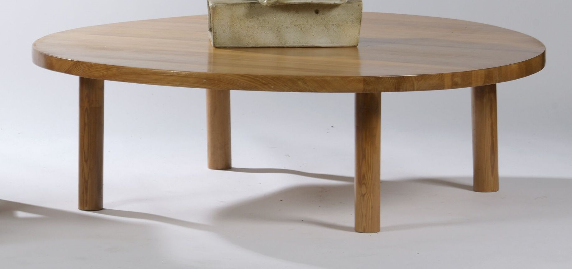 Null 1960年代的法国作品。

优雅的大型咖啡桌。该结构有四个圆腿，支持一个大的圆形实心顶。

松树。

H.34 cm - D. 109 cm。