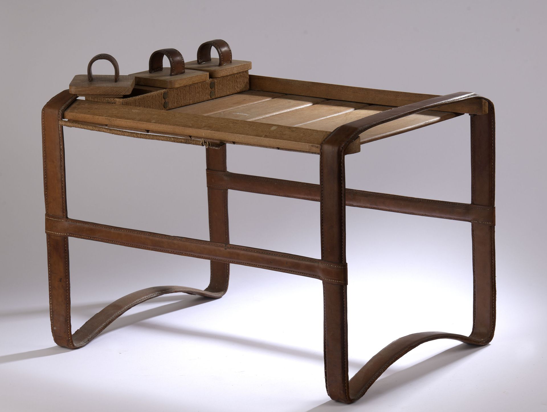 Null 归功于雅克-阿德内。

1950年代的法国作品。

矮桌，底座是用金属条覆盖着皮革绗缝的地窖。顶部是由木质板条（榆木）制成。它在一个凹槽中支撑着三个有&hellip;
