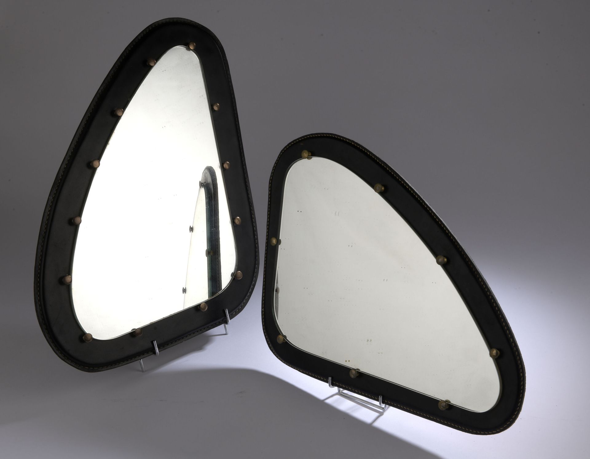 Null 在雅克-阿德内的品味中。

1950年代的法国作品。

优雅的两个自由形式的镜子系列。 结构是木制的，框架是黑色的皮革，用黄铜钉子固定。

H.49 &hellip;
