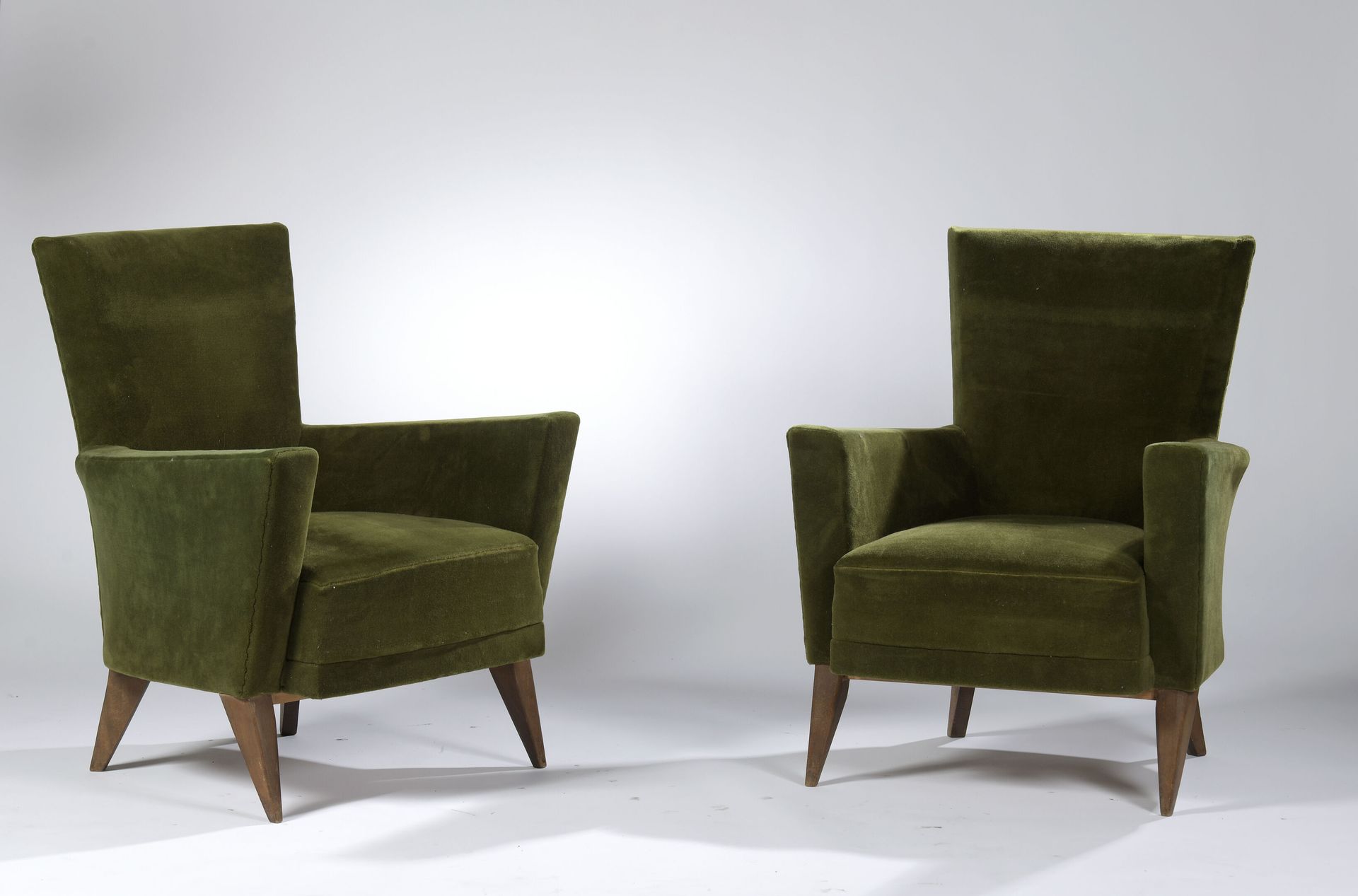 Null 1950年代的法国作品。

优雅的一对俱乐部椅子。木腿支撑着一个带有剑臂的框架，以及一个略带梯形的靠背，全部用绿色天鹅绒覆盖。

H.87厘米 - 宽&hellip;