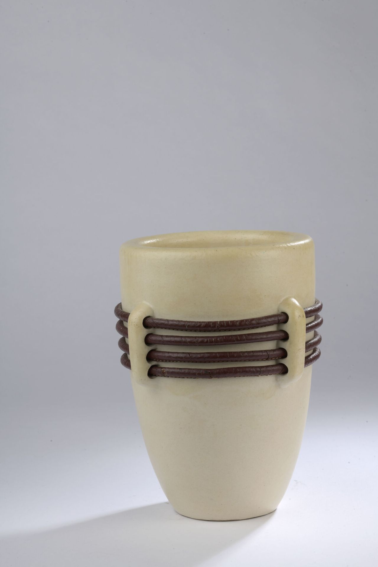 Null keramos-sevres。

约1950年。

重要的奶油色釉面陶瓷花瓶，有四个把手。手柄上有四次镂空，使重要的皮革链接得以通过。

签名。

H&hellip;