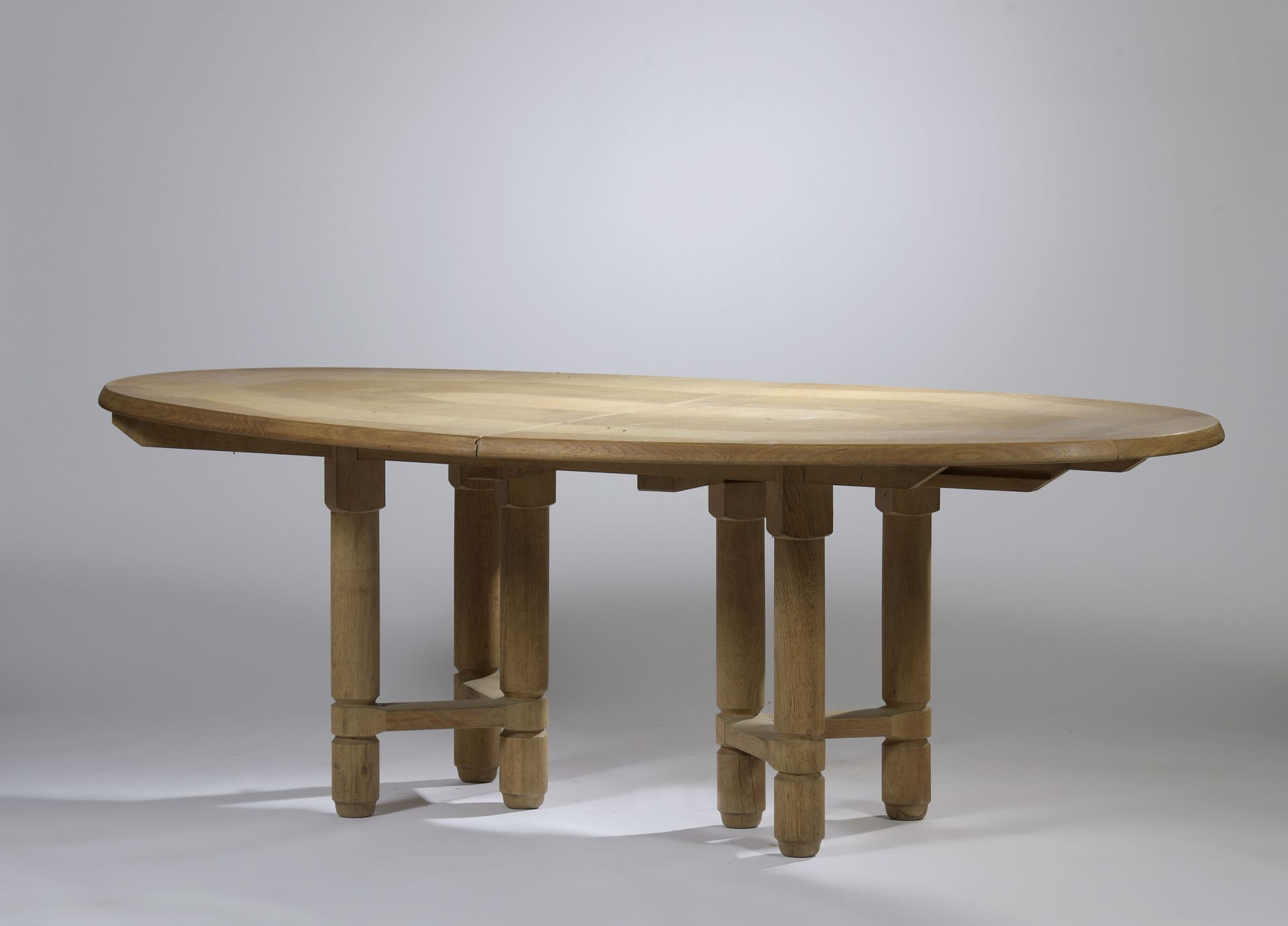 Null 罗伯特-吉耶尔梅（1913-1990）和雅克-尚布隆（1914-2001）。

1960年代的《Votre Maison版》。

重要的橡木餐桌及其延&hellip;