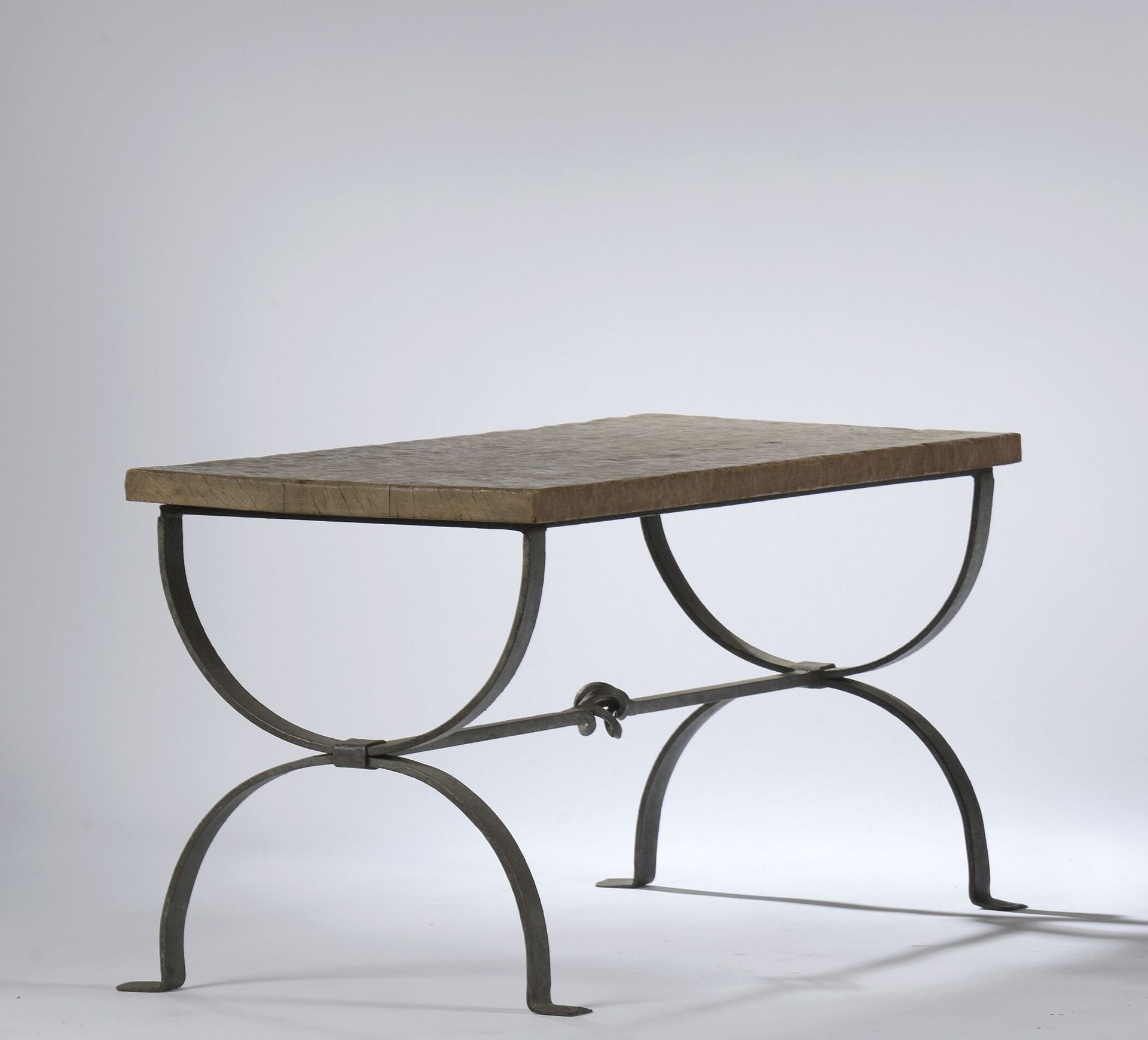 Null 1950年代的法国作品。

矮桌，锻铁底座形成一个弧形，支撑着一个用凿子加工的橡木桌面。 

H.51 cm - W. 105,5 cm - D. 4&hellip;