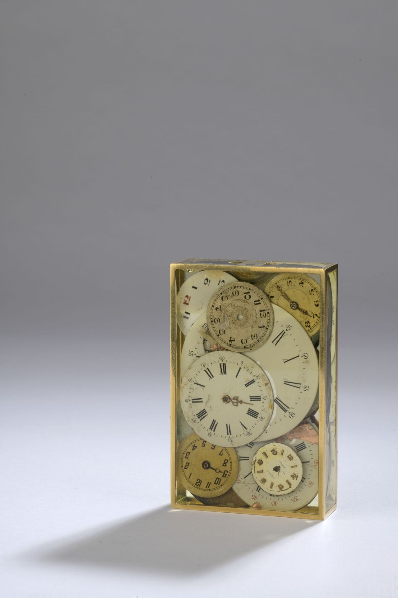 Null 阿尔曼(1928-2005)

积累/珠宝

堆积在一个镀金的黄铜盒子里的旧手表表盘，底部有签名。在顶部有一个链子的附件，可以将作品作为吊坠佩戴。

&hellip;