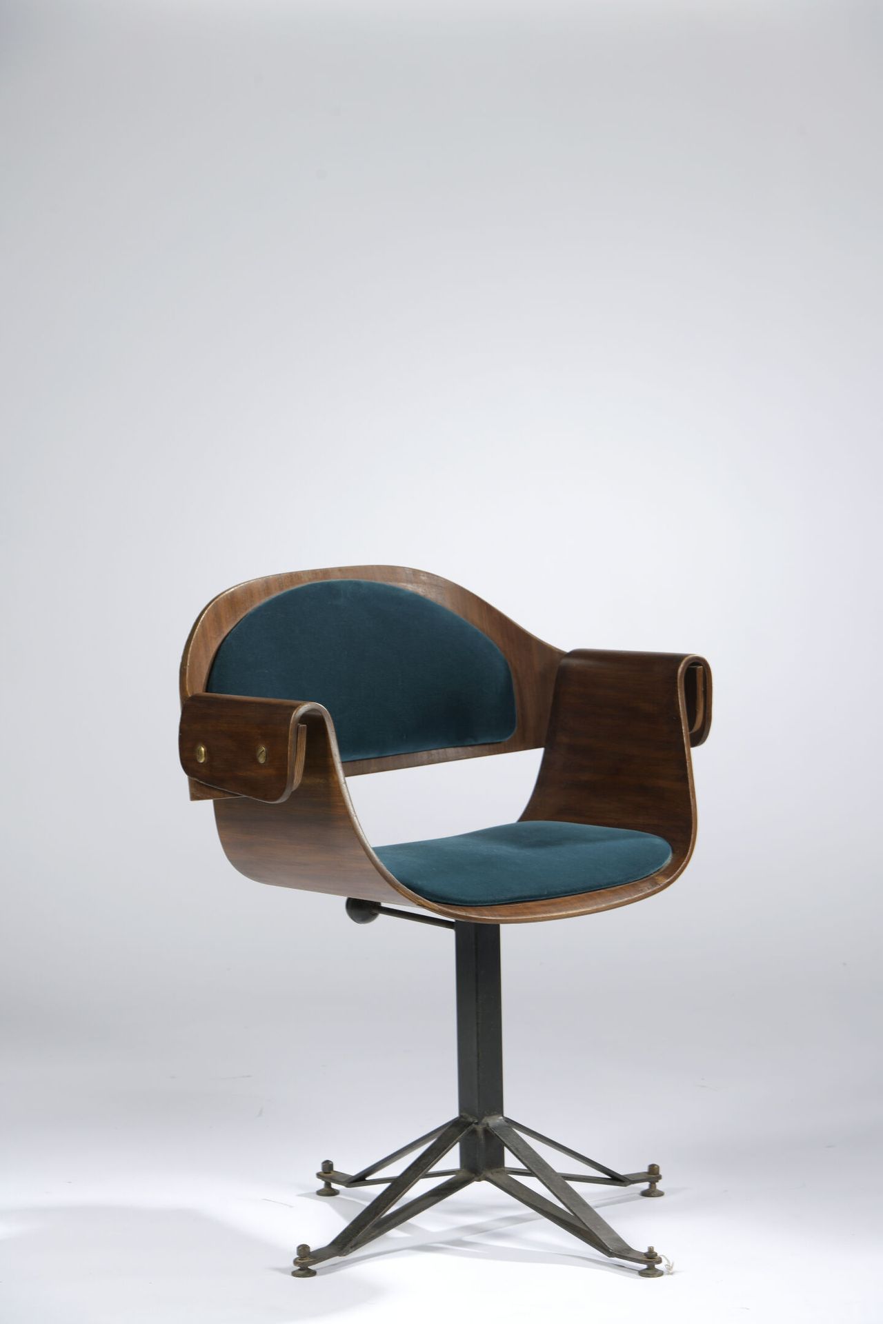 Null 卡洛-拉蒂（1890-1960）。

1950年代的Curvi版。

办公椅，一条宽大的木条弯曲成U型，两侧下垂，形成座椅并固定在靠背上。

四星级的&hellip;
