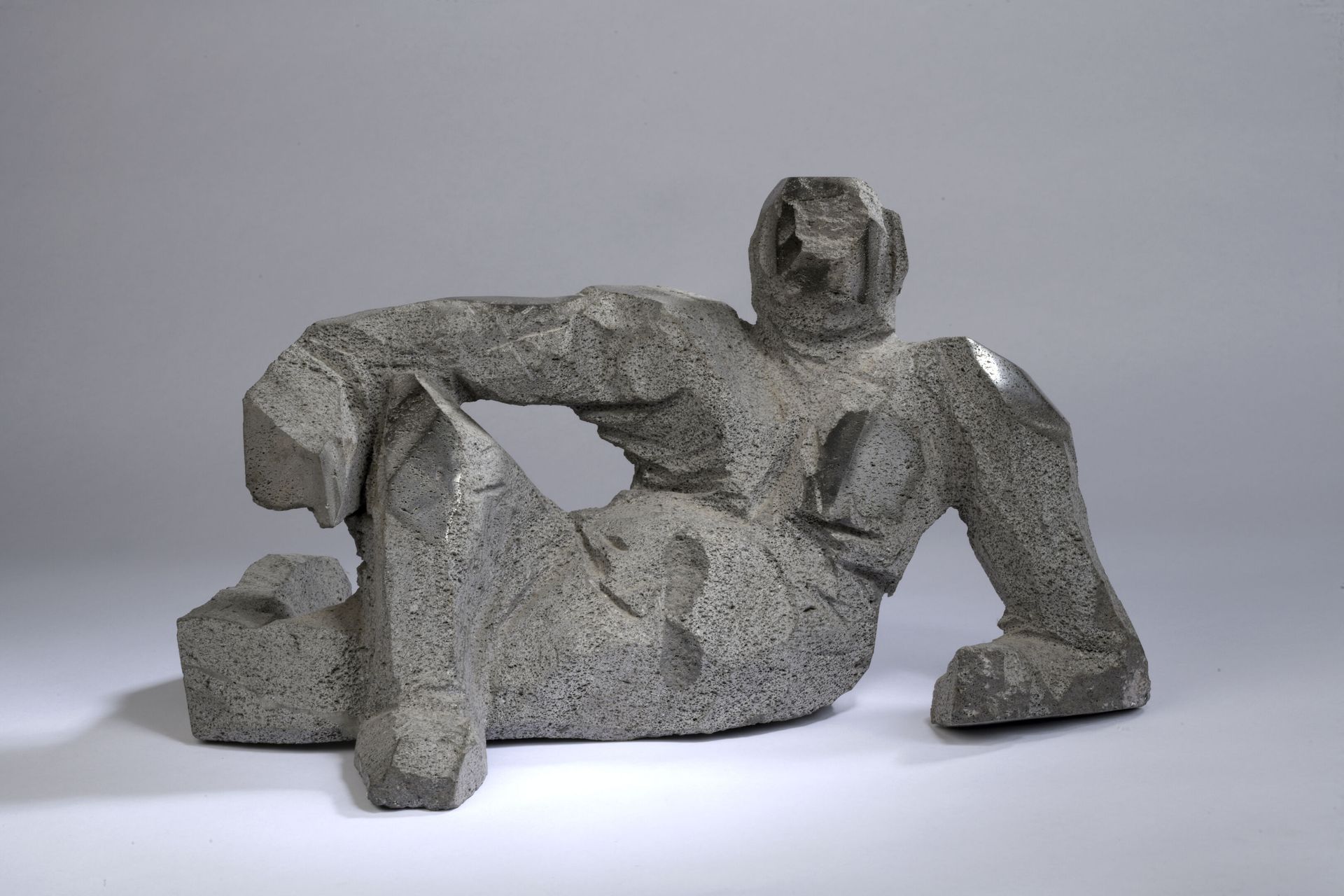 Null 丹尼斯-蒙弗勒（Denis MONFLEUR）（生于1962年）。

裸体坐姿, 2011

熔岩石雕塑（直接切割），底部有图案和日期。

H.21.&hellip;