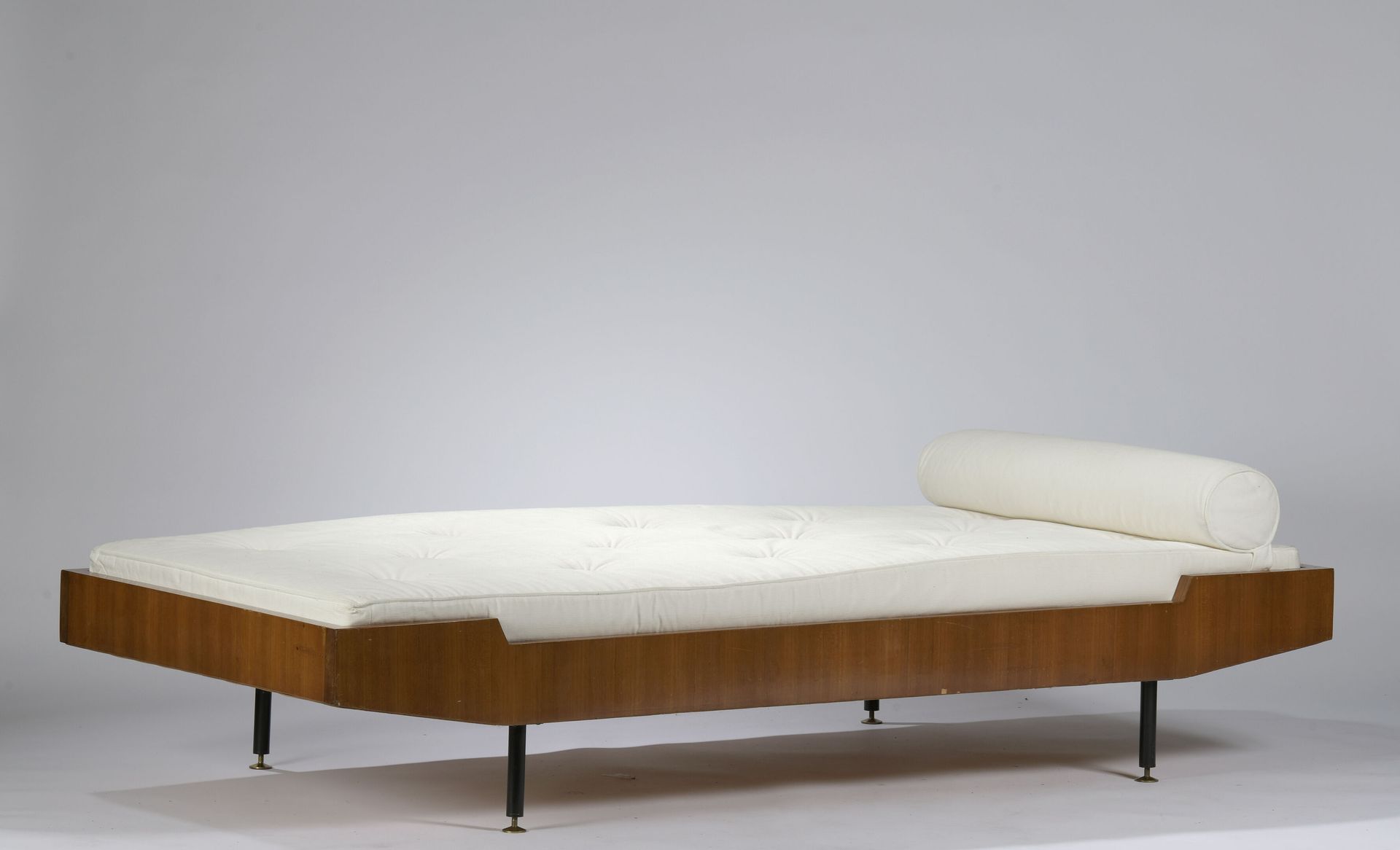 Null 第一版。S.A.

20世纪50年代的意大利作品。

罕见的床，结构安放在一个圆形部分的黑漆金属底座上，并以镀金的金属滑轨完成。整体支撑着一个胡桃木饰&hellip;