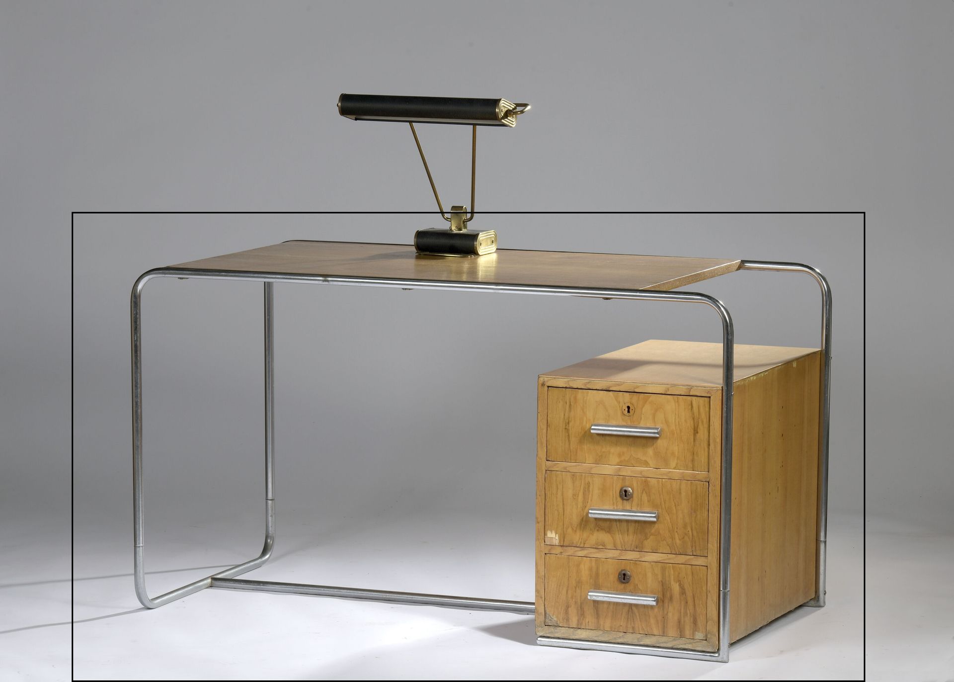Null 布鲁诺-魏尔（20世纪）。

THONET Frères公司1940年代的版本。

现代主义办公桌，结构为镀铬金属管，支撑着一个有三个抽屉的盒子和一个&hellip;