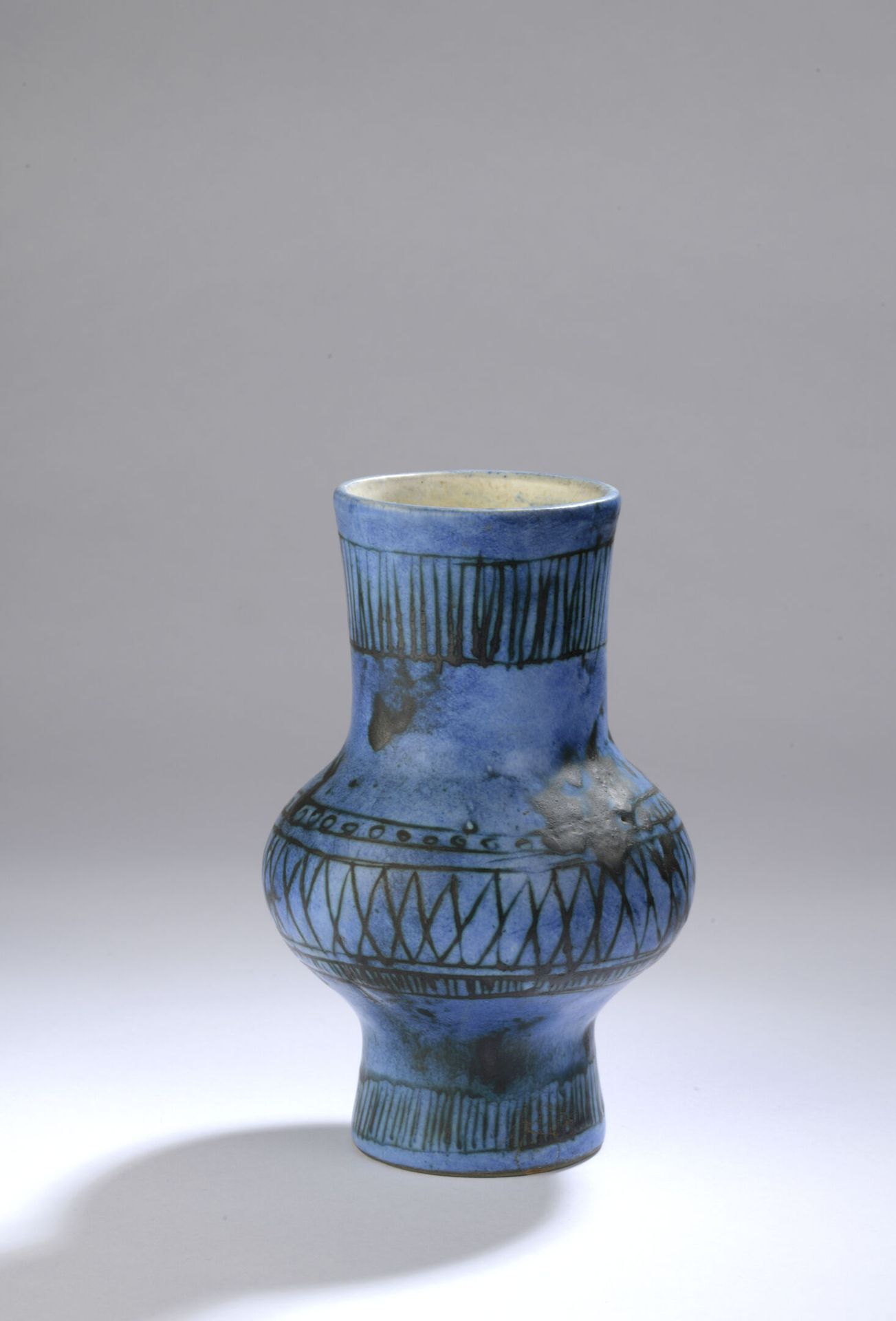 Null Jacques BLIN (1920-1995).

Vase de forme godronnée en céramique émaillée et&hellip;