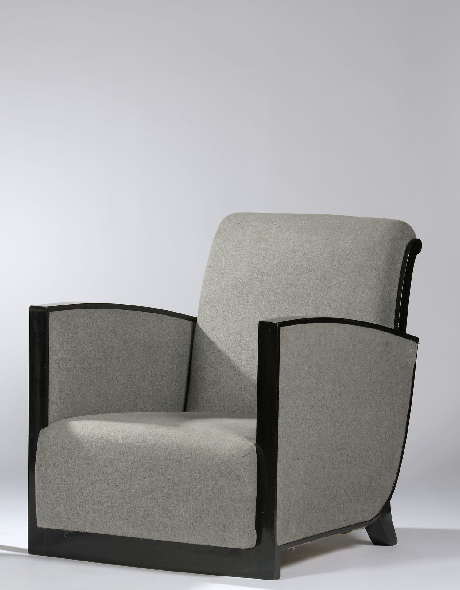 Null 多米尼克-豪斯。

1940年代的作品。

低矮的扶手椅，宽大的黑色漆面扶手用织物装饰，支撑着一个靠背和一个卷起的座椅。前面的底座是柱状的，后面的底座&hellip;