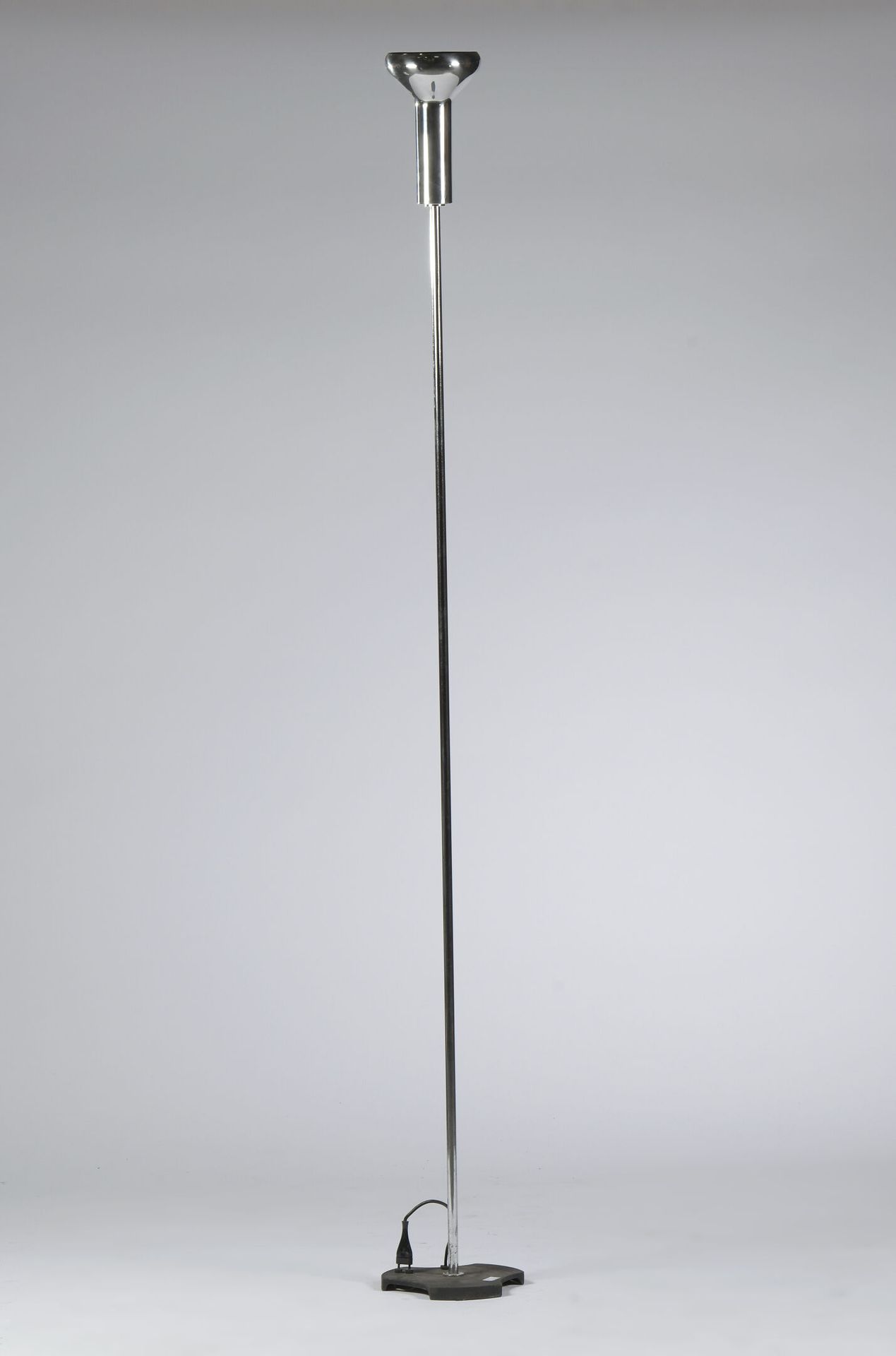 Null 吉诺-萨尔法蒂（1912 - 1985）。

Arteluce版，型号N°1073，创建于1956年。

镀铬金属的圆形截面轴，饰有火炬形的灯。底座是&hellip;