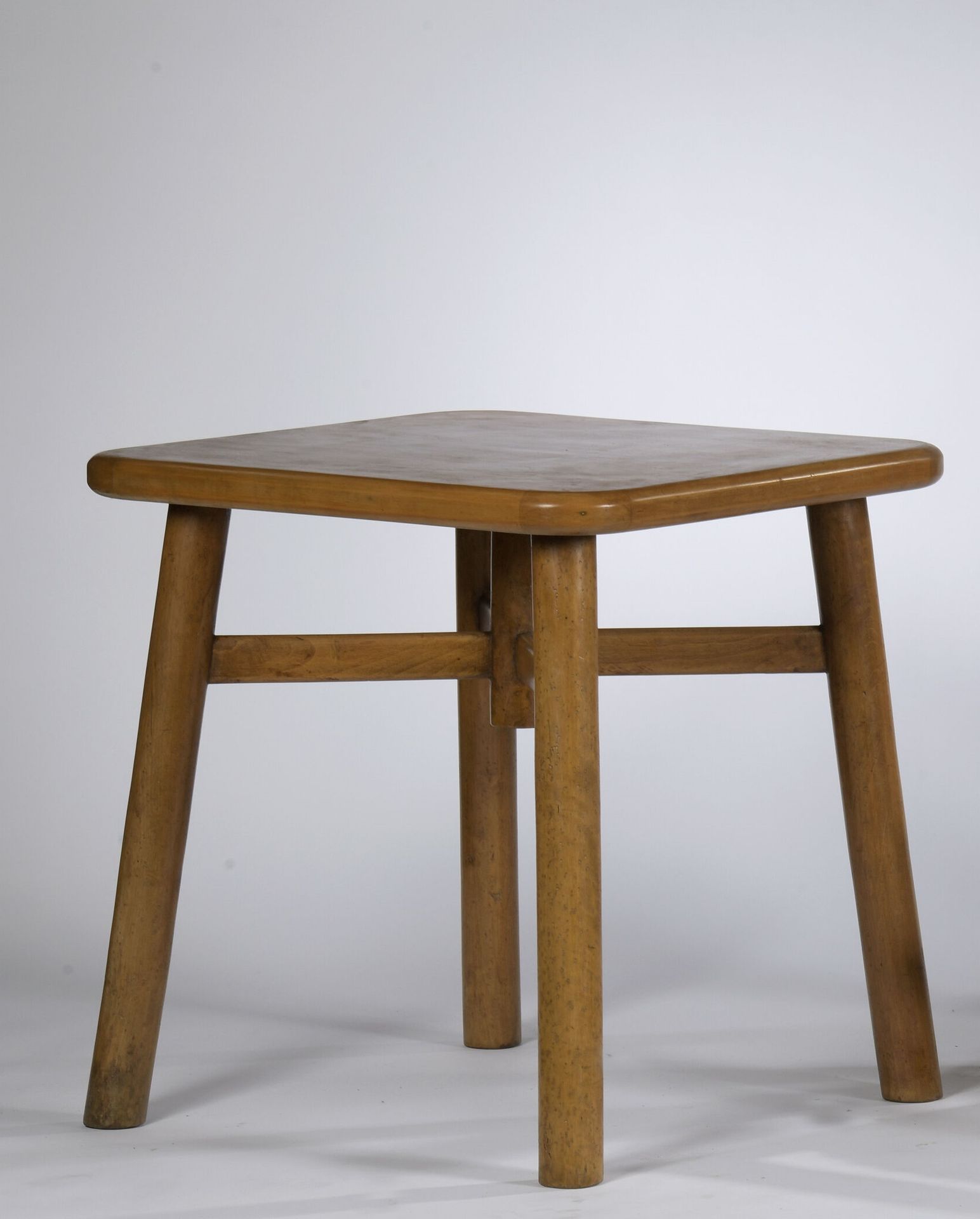 Null 在阿尔瓦-阿尔托的品味中工作。

约1940年。

优雅的边桌，圆形的实木底座支撑着一个方形的实木桌面。

顶部下方的标签。X形的横档，中间有一个优雅&hellip;