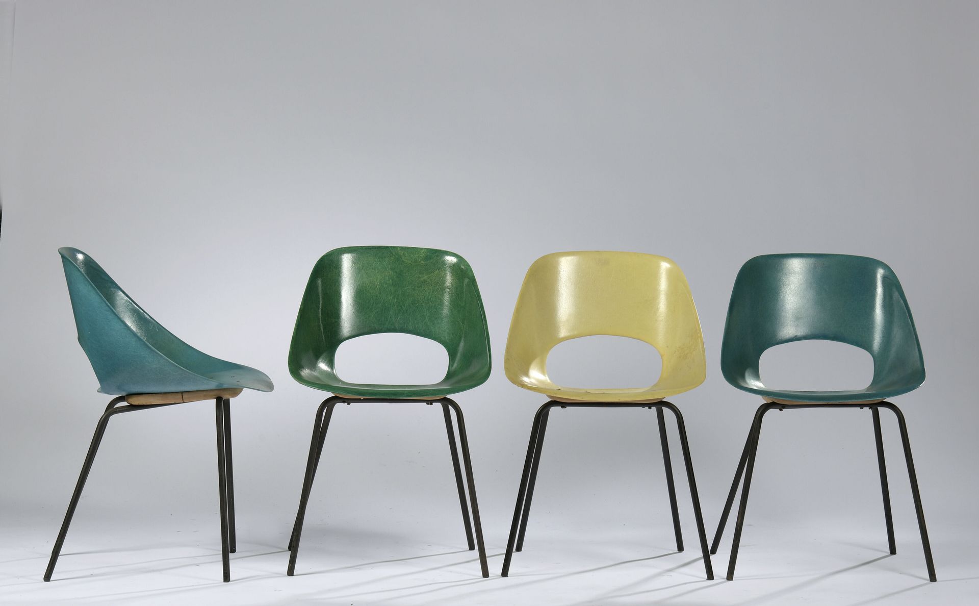 Null 皮埃尔-瓜里切（1926-1995）。

1960年代的斯坦纳版。

四把 "酒桶 "系列椅子，黑色漆面金属框架，玻璃纤维座椅，其中两把为蓝色，另外两&hellip;