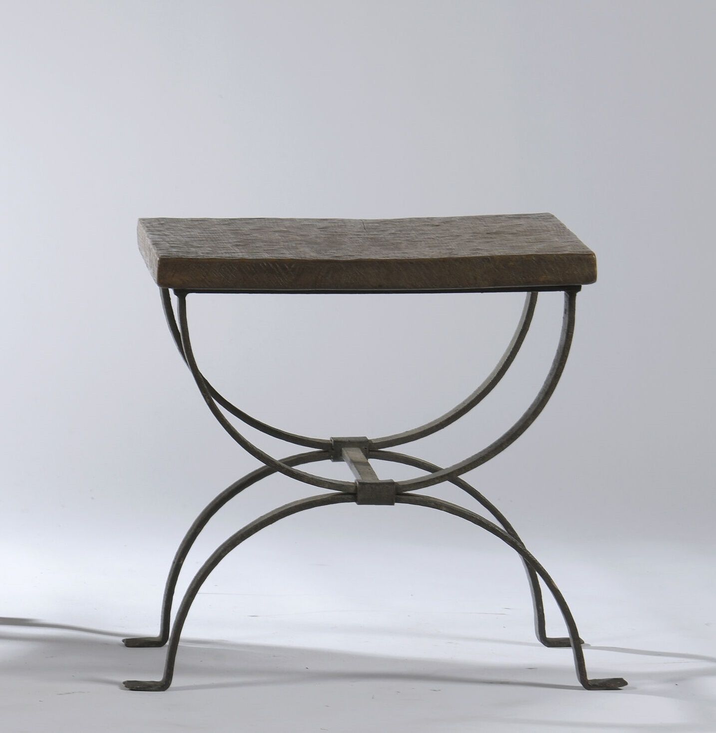 Null 1950年代的法国作品。

矮桌，锻铁底座形成一个弧形，支撑着一个用凿子加工的橡木桌面。 

H.47.5 cm - W. 46 cm - D. 47&hellip;