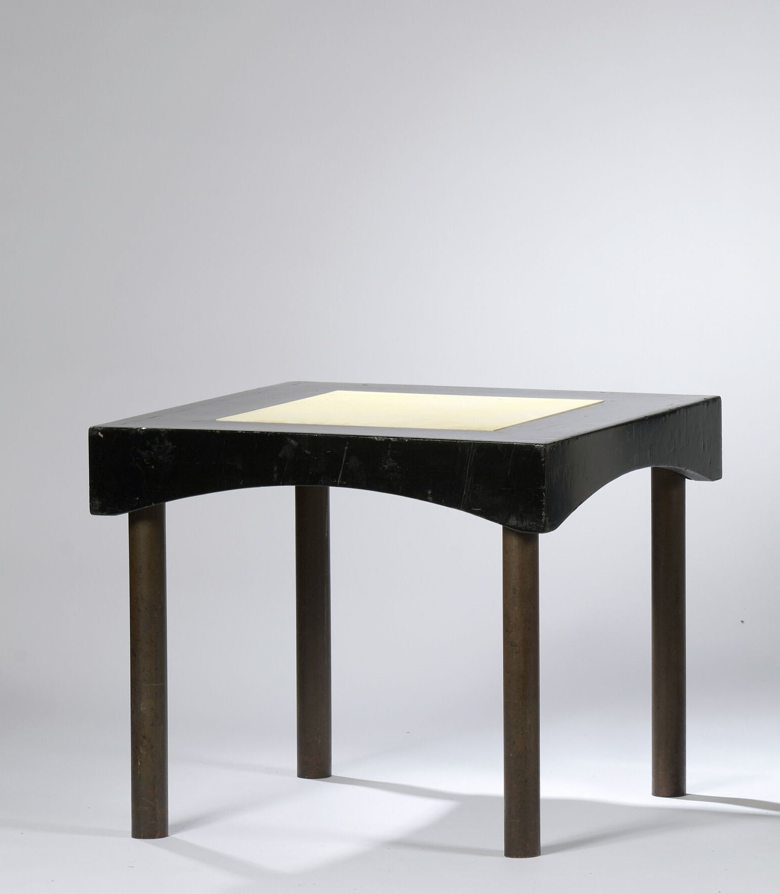 Null 1940年代的作品。

边桌，四条腿的金属管结构，支撑着一个托盘，上面有一个凸起的带子，部分用皮肤贴面。

黑色漆木。

H.65 cm - W. 6&hellip;