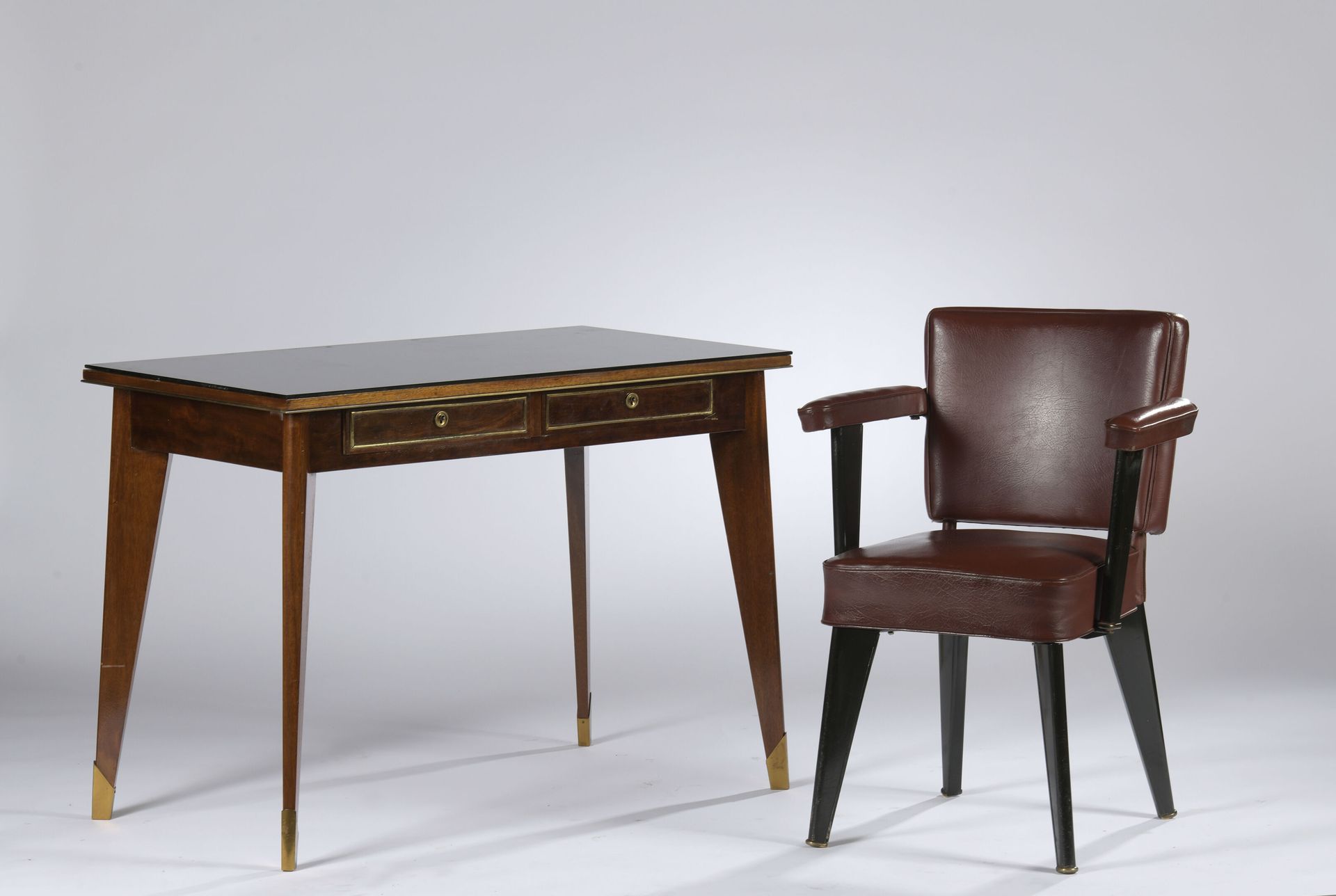 Null 多米尼克-豪斯。

在1940年代的风格。

一套书桌和其扶手椅。书桌有四个锥形腿，末端是黄铜鞋，支撑着一个顶部，上面有两个抽屉，前面有黄铜圆角的框架&hellip;