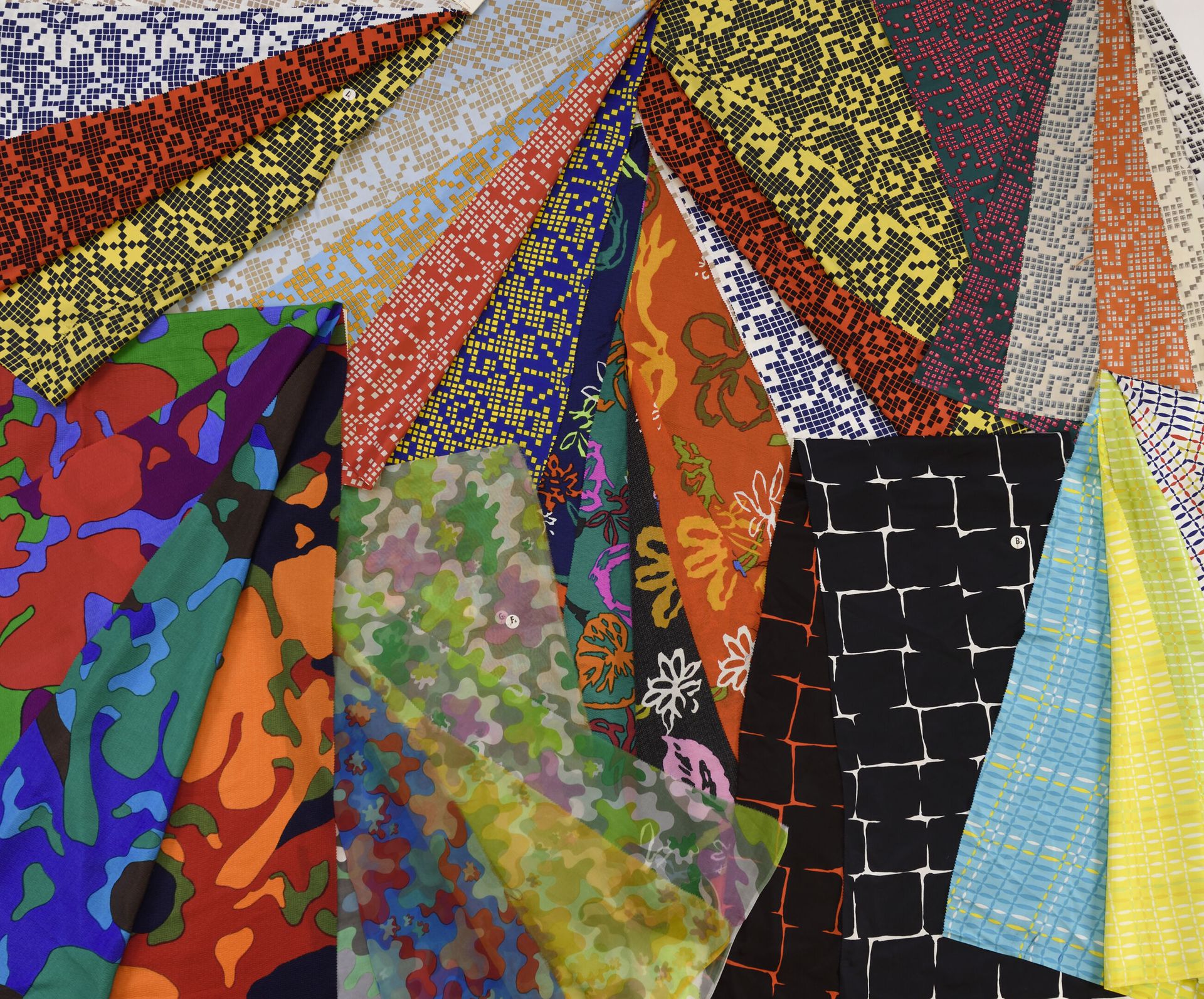 Null 一套大型印刷丝绸样品，Staron，1969-1971年冬季和夏季系列，印在丝绸和棉布上，包括绉绸、斜纹布、帆布、天鹅绒；大量几何图案、抽象图案、高度&hellip;