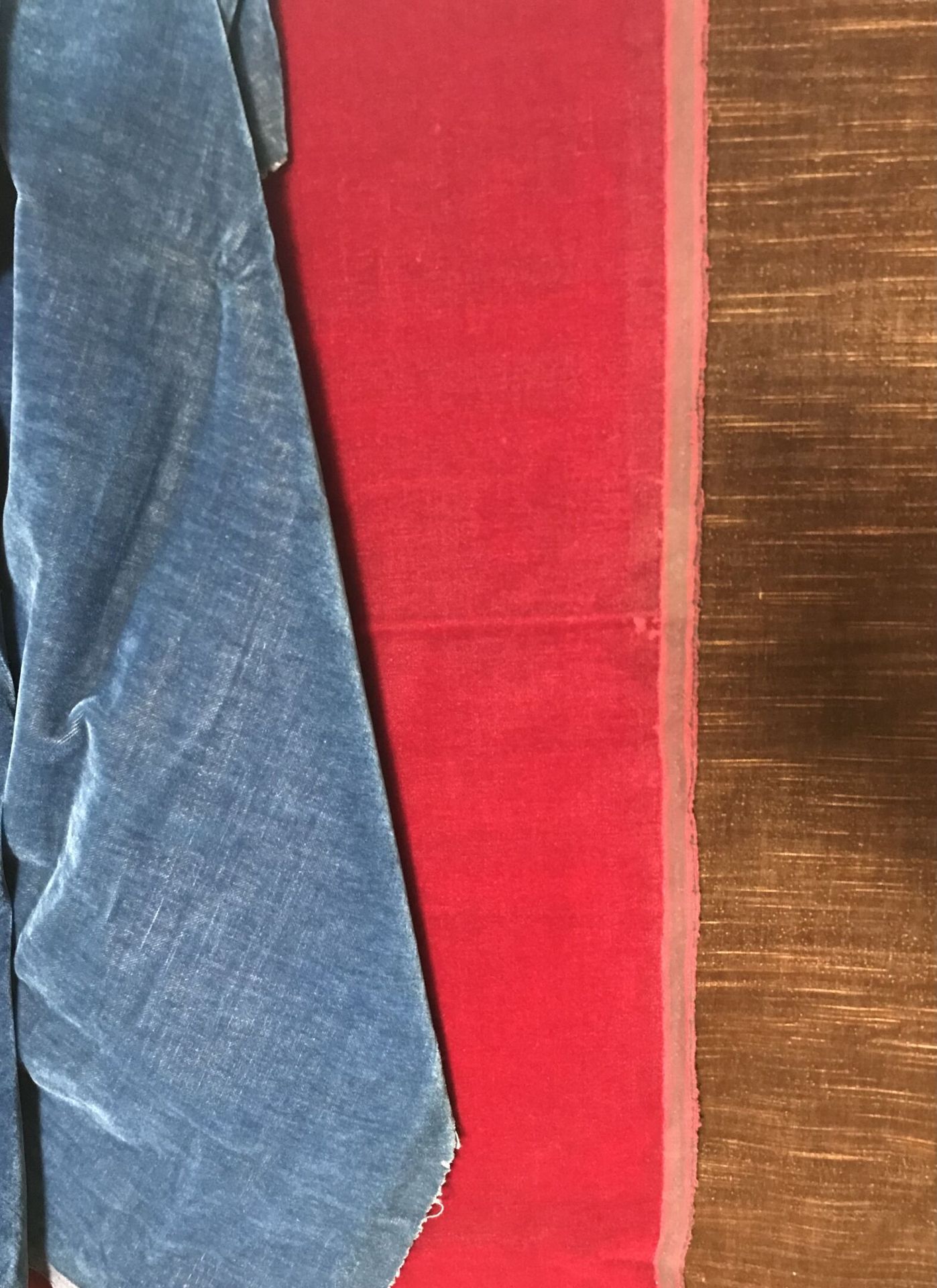 Null 路易十四风格的马海毛绒、羊毛切割绒、绿色、蓝色、深红色和巧克力色以及绿色、粉色和米色条纹天鹅绒的套装。

八个杯子的平均尺寸为130 x 130厘米。