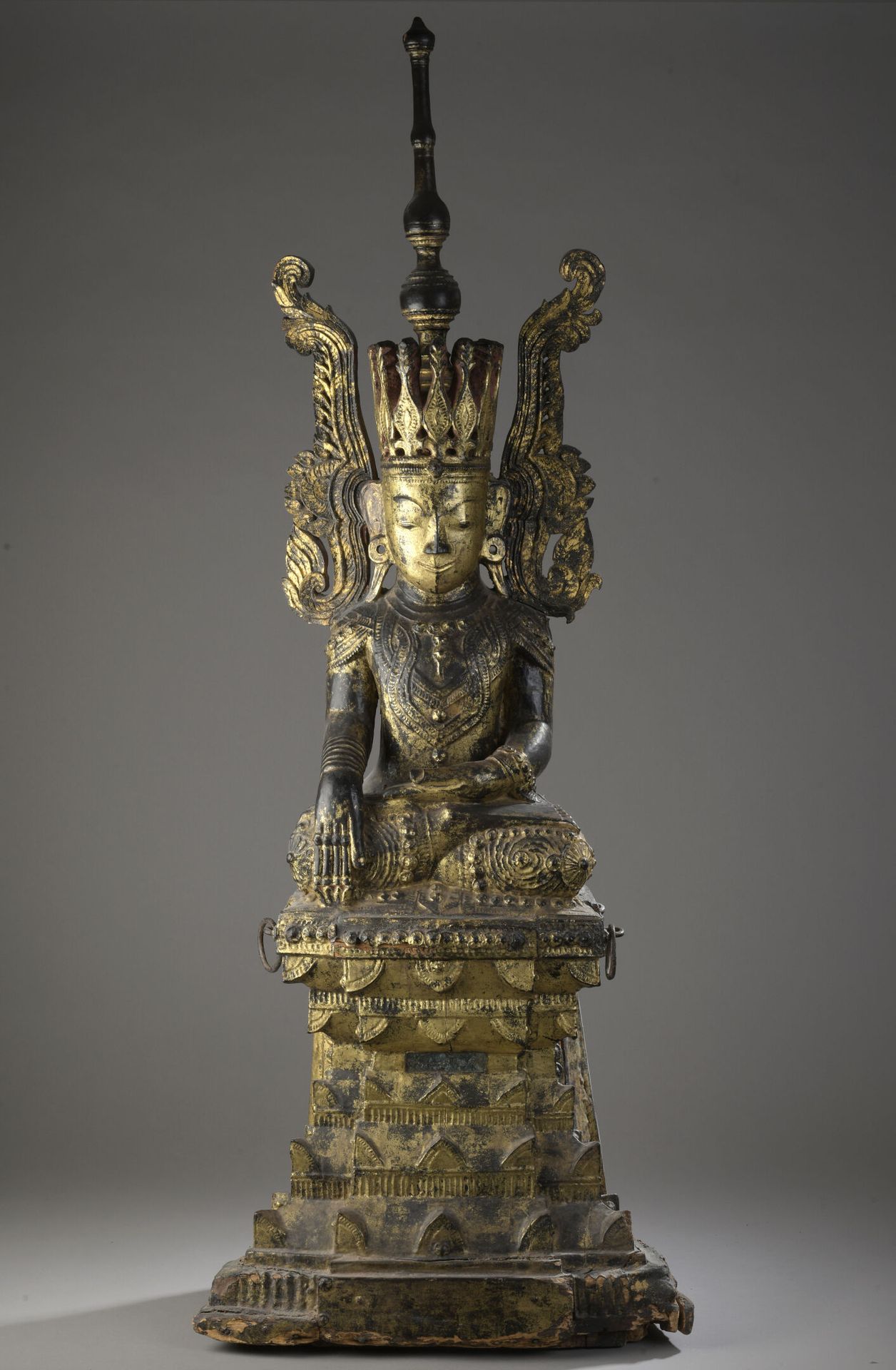 Null BIRMANIE, XIXe siècle

Grande statue de Bouddha en bois laqué or, assis en &hellip;