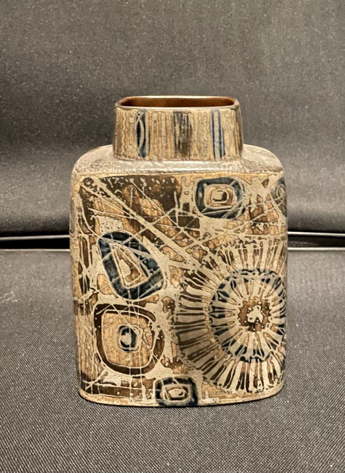 Null Nils THORSSON (1898-1975)

Un vase quadrangulaires en céramique à décor abs&hellip;