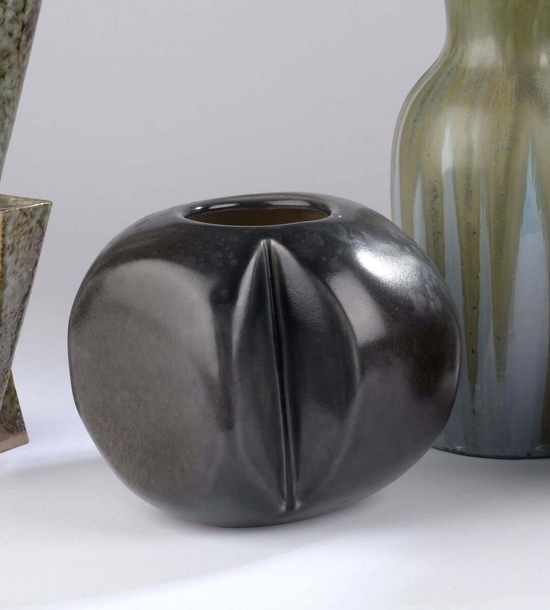 Null Max IDLAS (né en 1932) 

Vase en faïence émaillée noir de forme sphérique, &hellip;