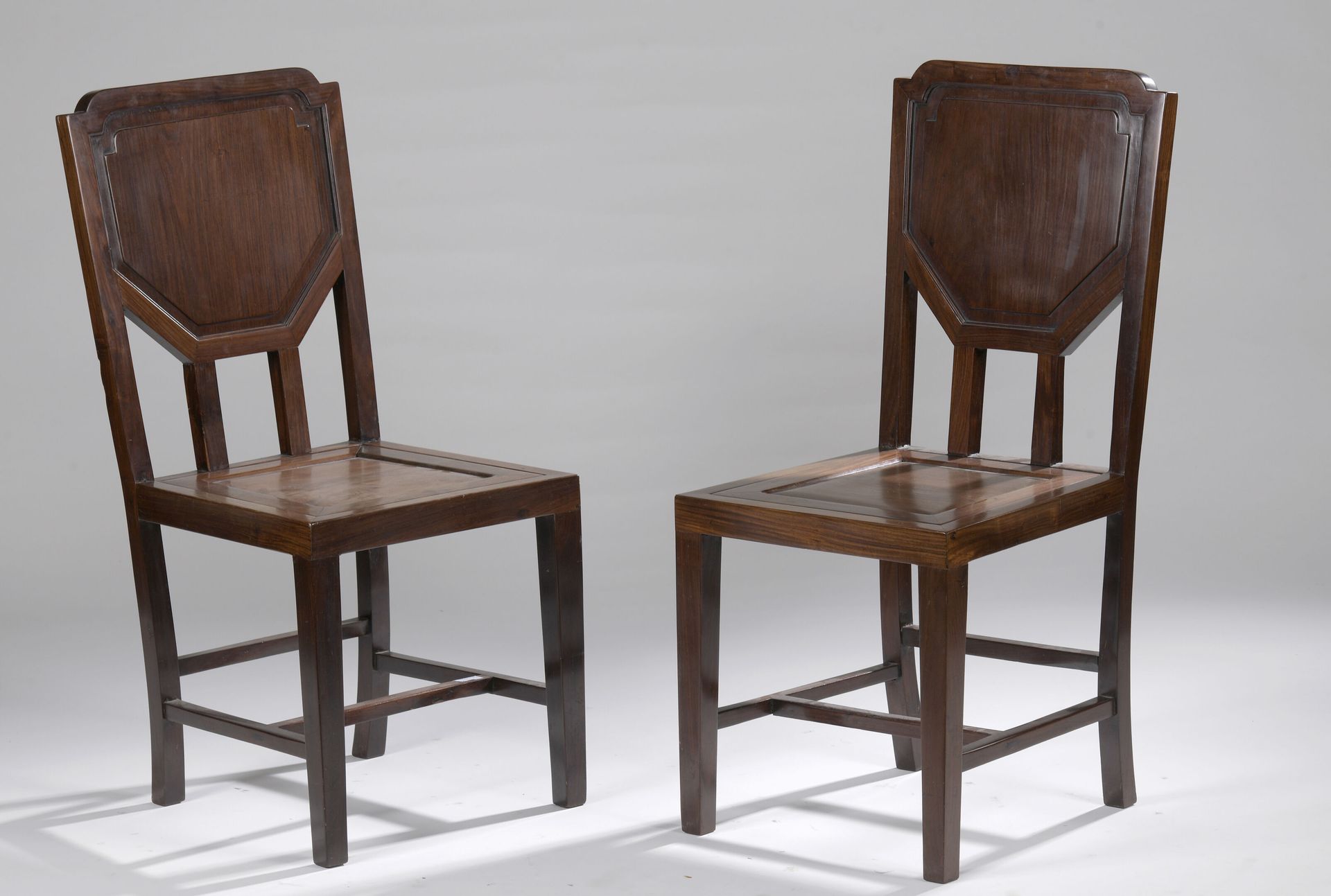 Null Travail FRANÇAIS vers 1940

Paire de chaises en bois naturel vernis. 

H. 8&hellip;