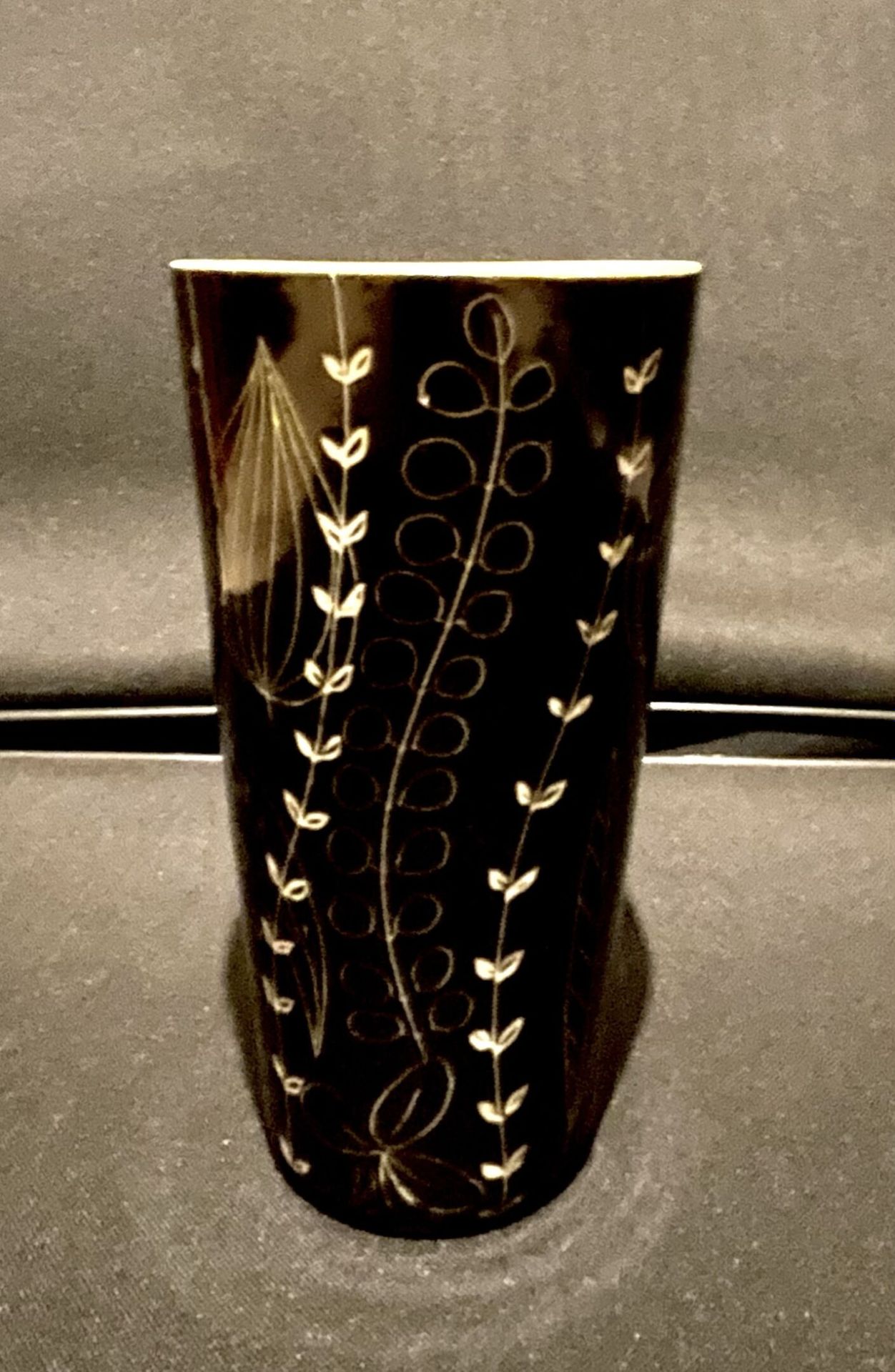 Null Travail FINLANDAIS vers 1950

Vase à décor floral stylisé émaillé blanc sur&hellip;