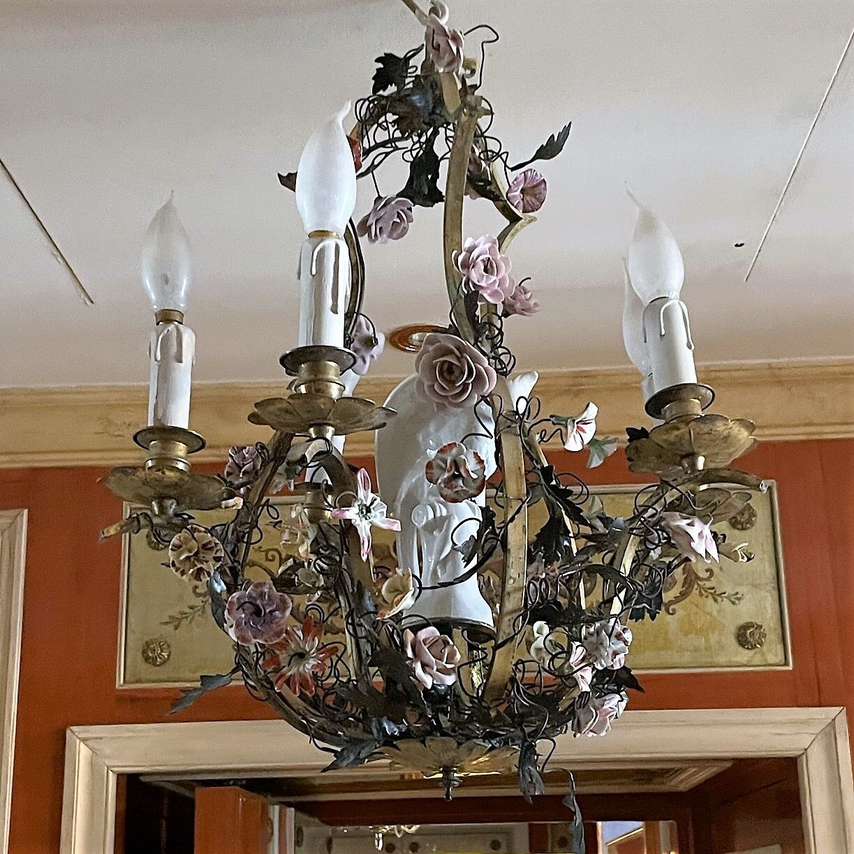 Null 一盏六灯鎏金青铜吊灯，装饰有迈森风格的瓷器花朵。中间有一个白色珐琅彩的小天使。

H.60 cm - D. 40 cm

出处：奥赛博物馆的公寓由雅克&hellip;