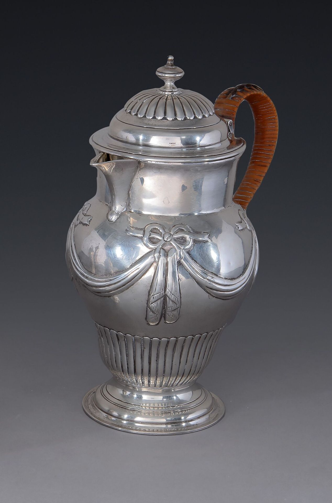Null LONDON, 18世纪
一个基座上的柱状银质咖啡壶，装饰有加德满都和扇形及带状的帷幕。帽檐和手柄的剪刀。
金匠：理查德-格尼和托马斯-库克。
H.2&hellip;