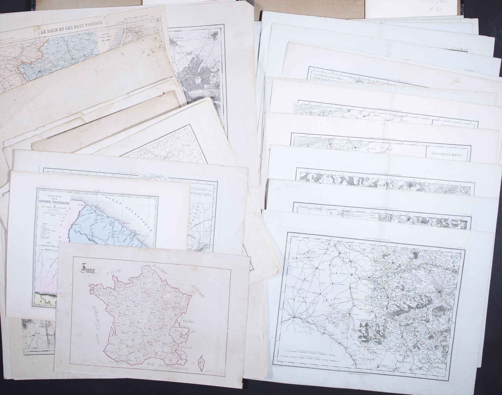 Null [制图学]

法国19世纪初，由21幅法国各省和荷兰的地图组成的拍品。

床单：41 x 56 cm AC

附上大约14张杂项地图。