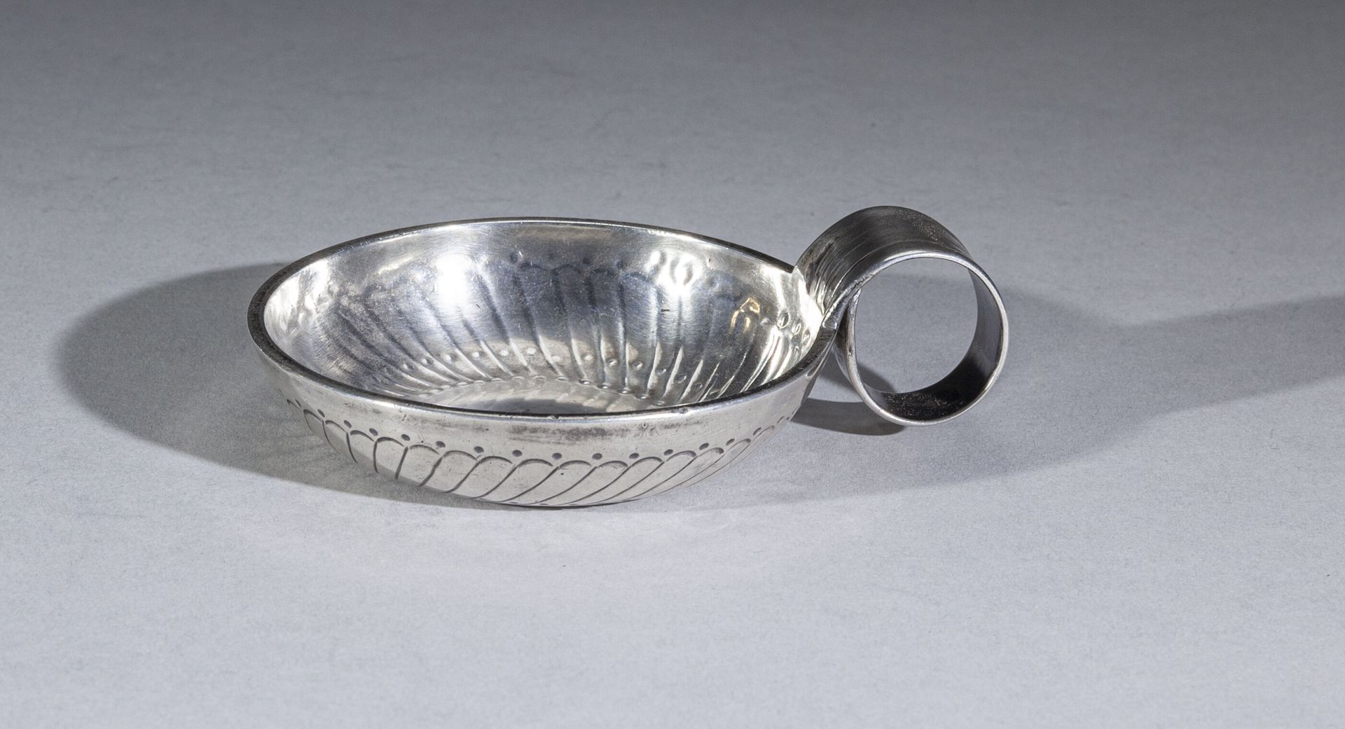 Null 美丽的银质酒杯，有扭曲的小齿轮和两排空心珍珠，有螺纹手柄，刻有 "PH DUFOUR"。
标识：维埃拉 (1818-1838)
工匠：六西门-里昂
重&hellip;