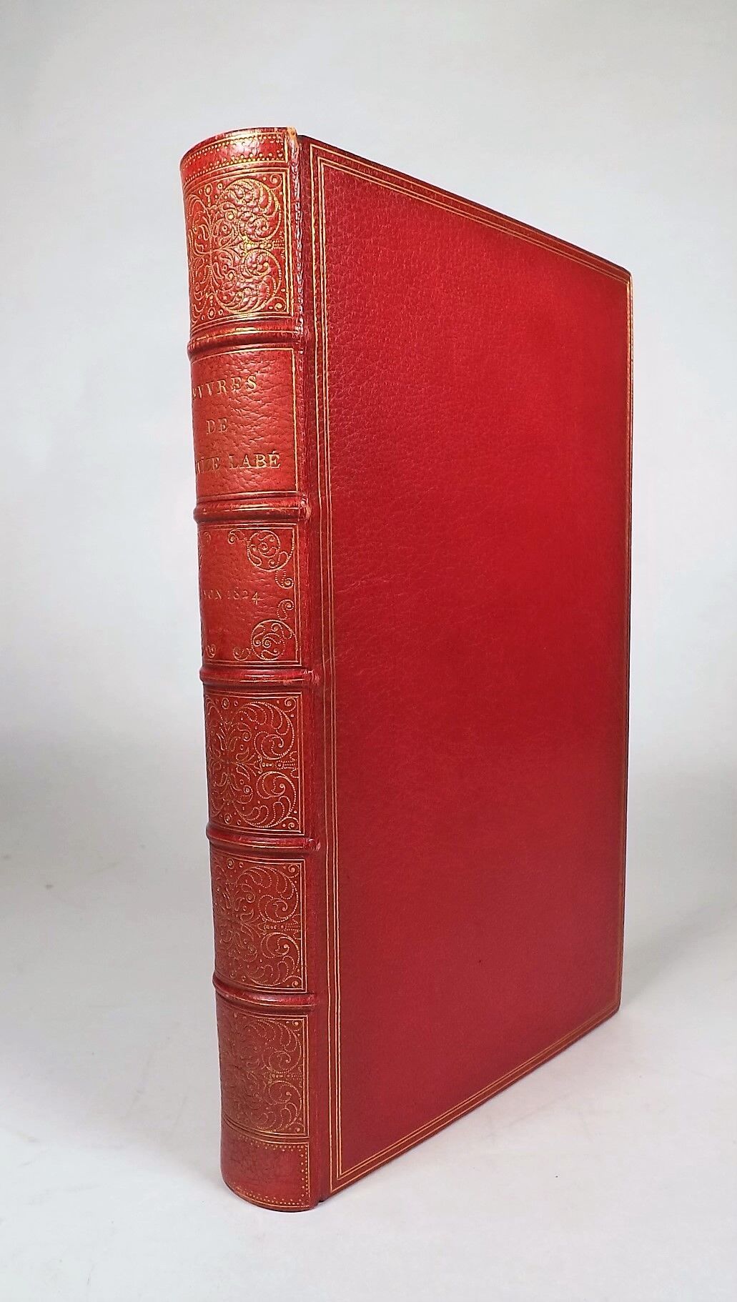 Null LABE（路易丝）。洛维兹-拉贝的作品。里昂，Durand et Perrin, 1824。8开本，覆盆子色摩洛哥，精细装饰的罗纹书脊，封面上的三层鎏&hellip;