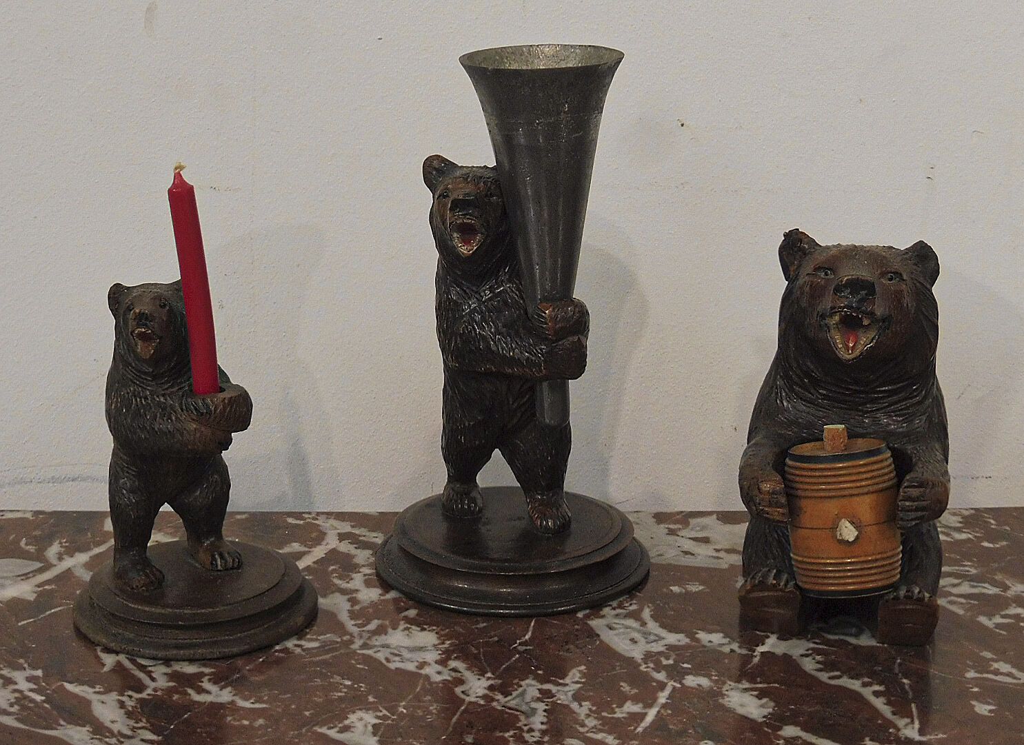 Null Lot de trois petits ours en bois naturel, l'un formant bougeoir, l'autre po&hellip;
