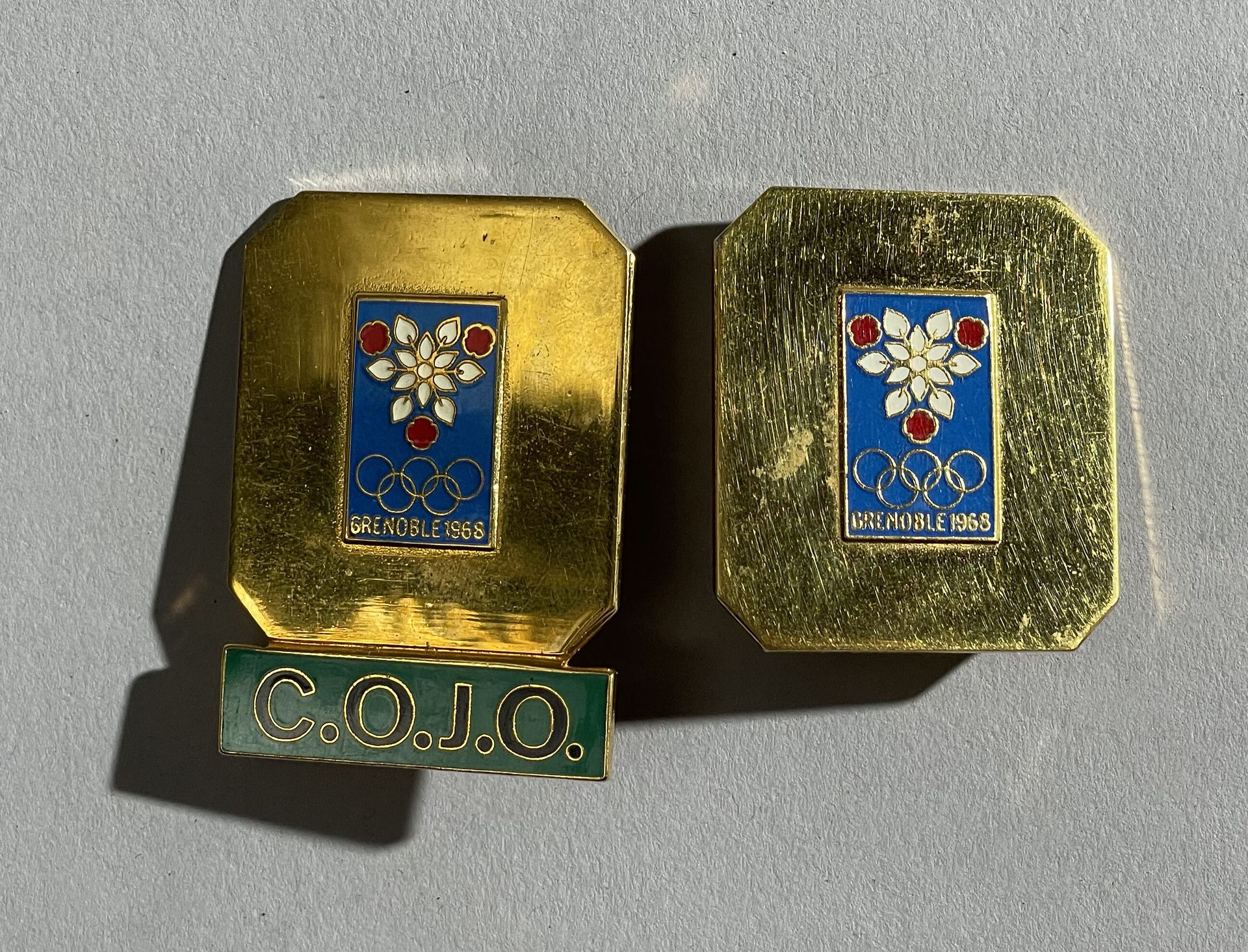 Null Deux broches en métal doré émaillé des Jeux Olympiques de Grenoble en 1968
&hellip;