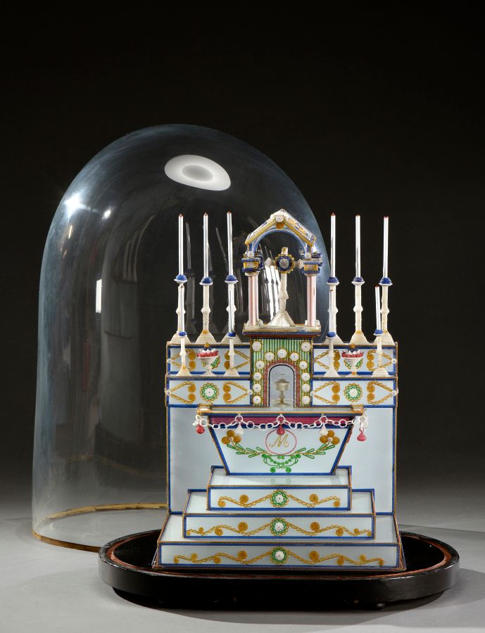 Null Autel miniature en verre peint, élevé sur trois marches et surmonté du cibo&hellip;