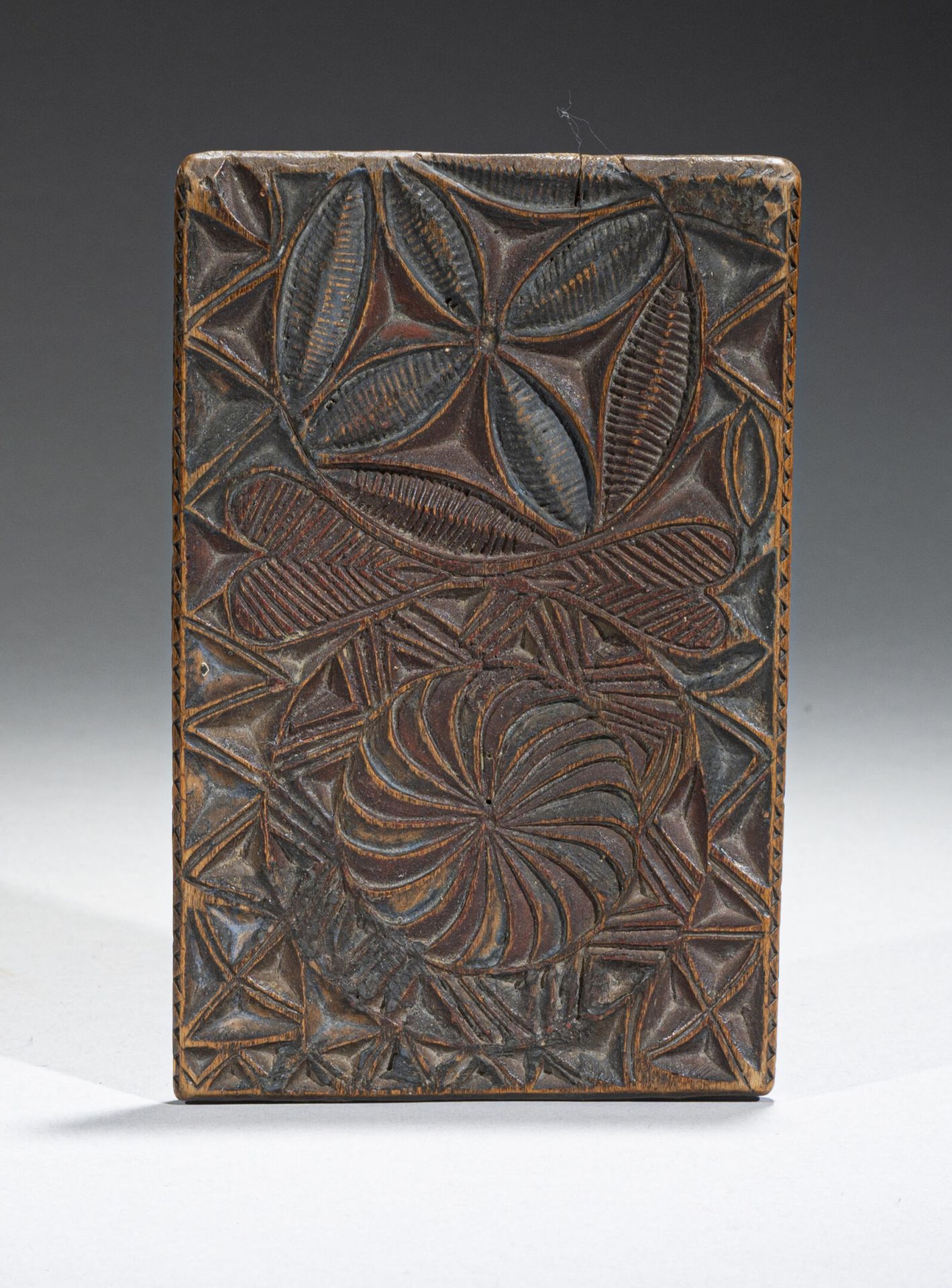 Null VELAY, XVIIIe-XIXe siècle 
Plioir à dentelles en bois polychrome rouge et b&hellip;