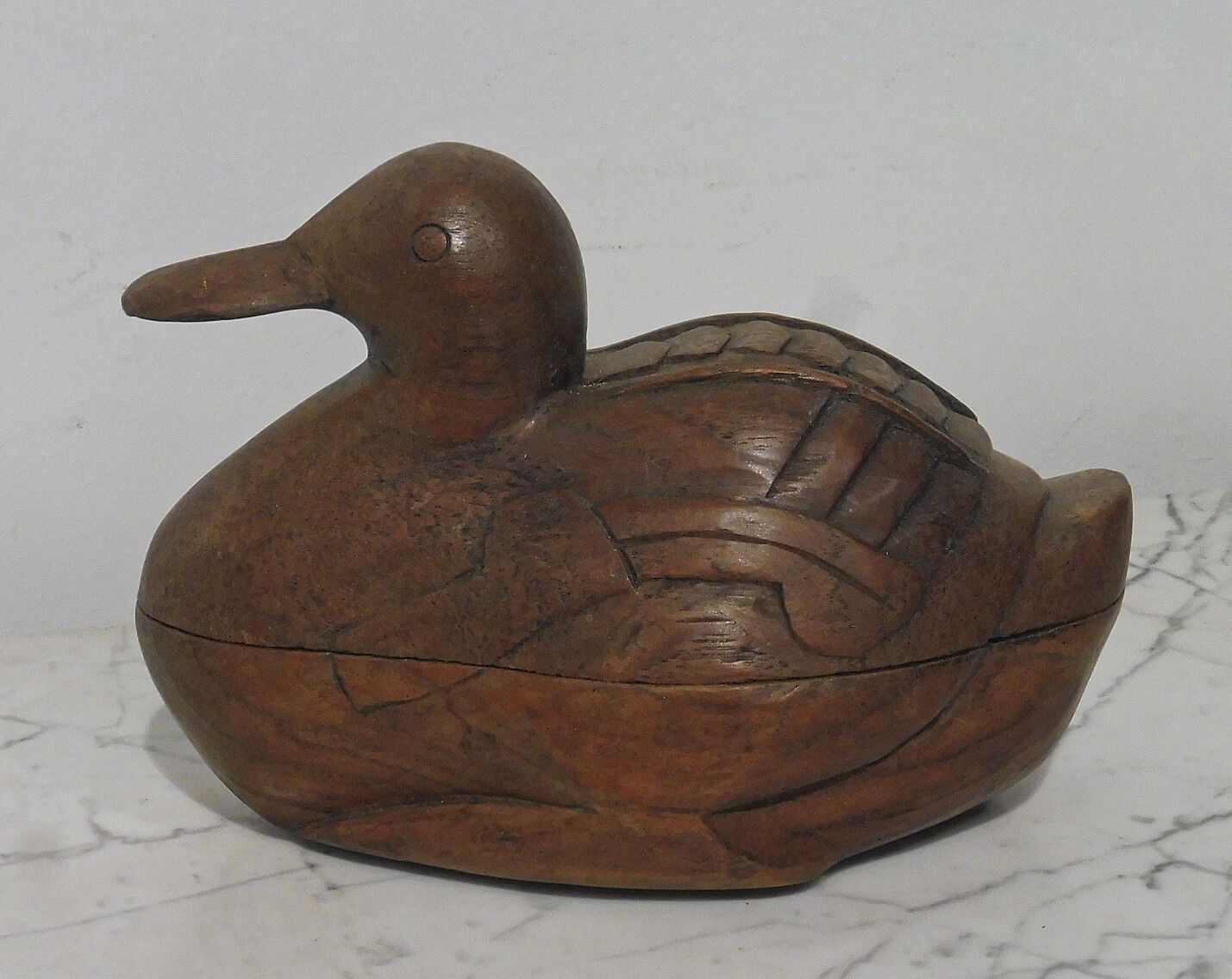 Null Boîte zoomorphe en bois sculpté représentant un canard
H. 15 cm L. 21 cm