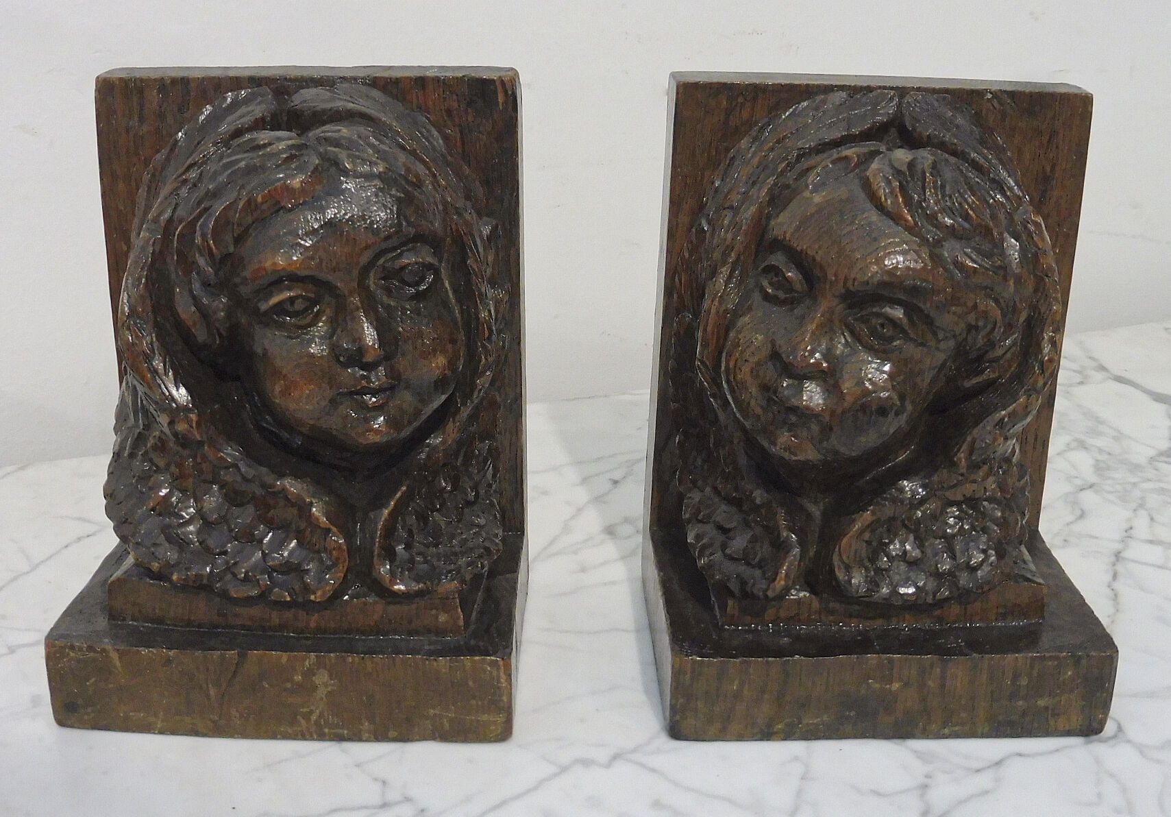 Null Paire de serre-livre en chêne sculpté à décor de têtes d'ange
H. 16 cm L. 1&hellip;