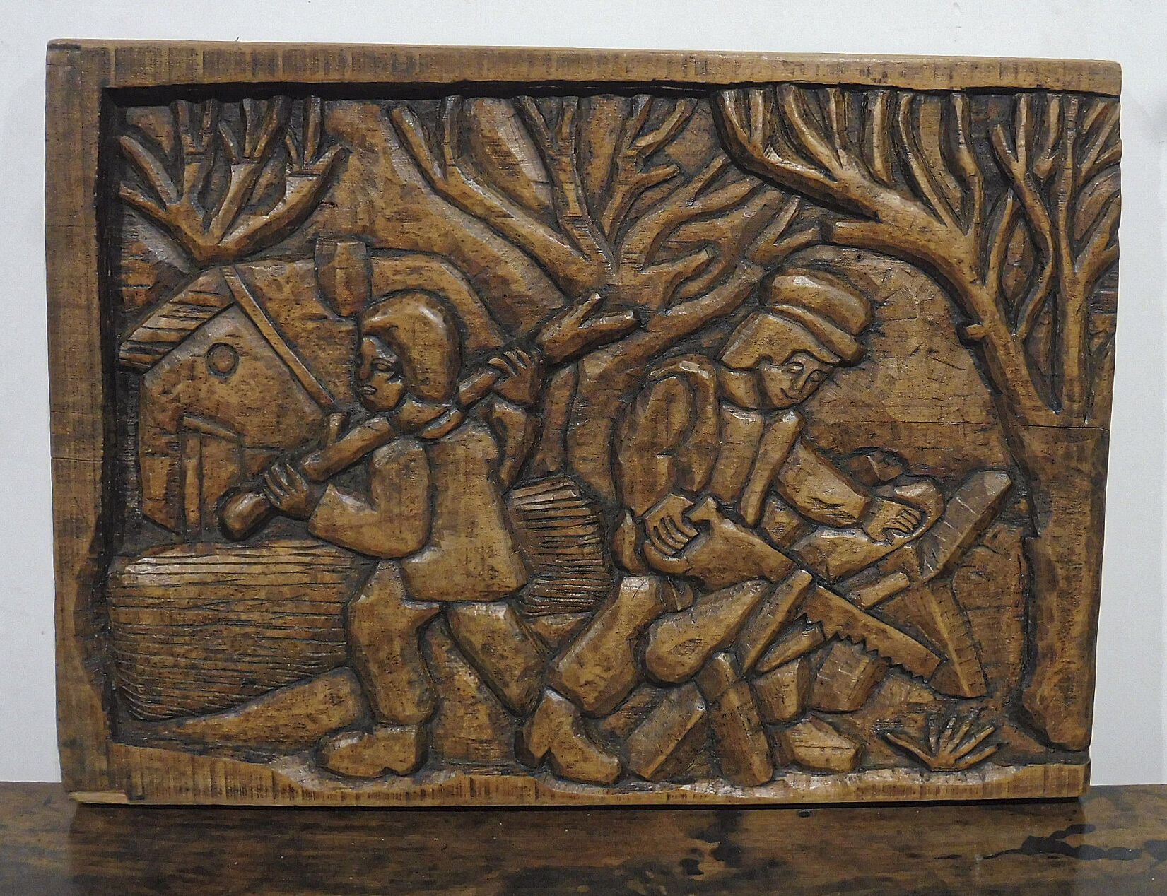 Null Les bûcherons
Panneau en bois sculpté
H. 49 cm L. 68 cm
Fente