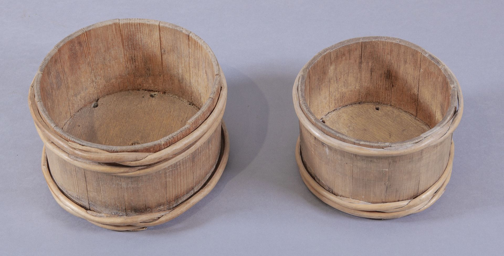 Null Deux faisselles en mélèze et racine d'épicéa
Savoie, XXe siècle
H. 12 cm - &hellip;