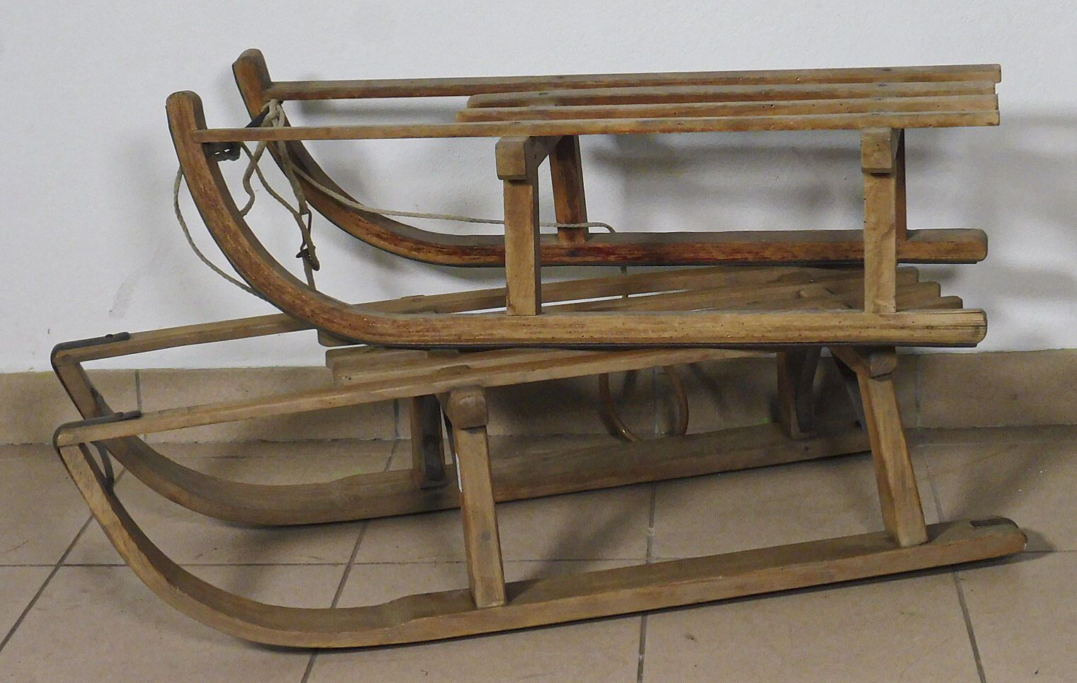 Null Ensemble de deux luges en bois
L. 82 cm et 90 cm