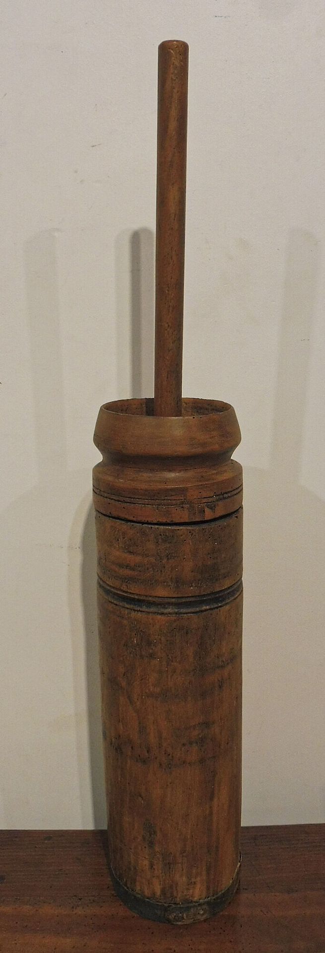 Null Baratte à beurre en bois, cerclage métallique à la base
H. 78 cm

Piqûres