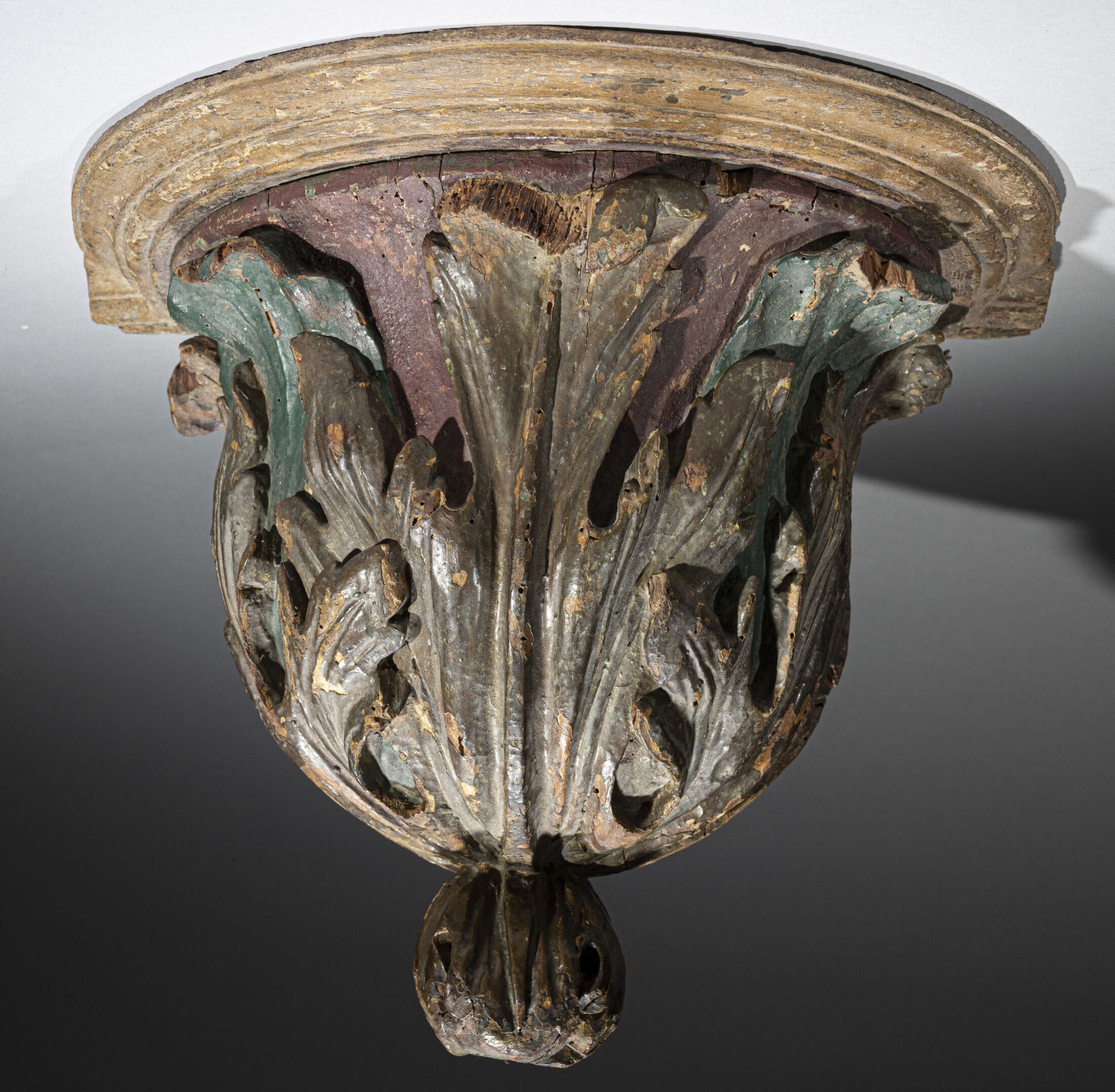 Null Importante console en bois sculpté et laqué à riche décor de feuillage
XVII&hellip;