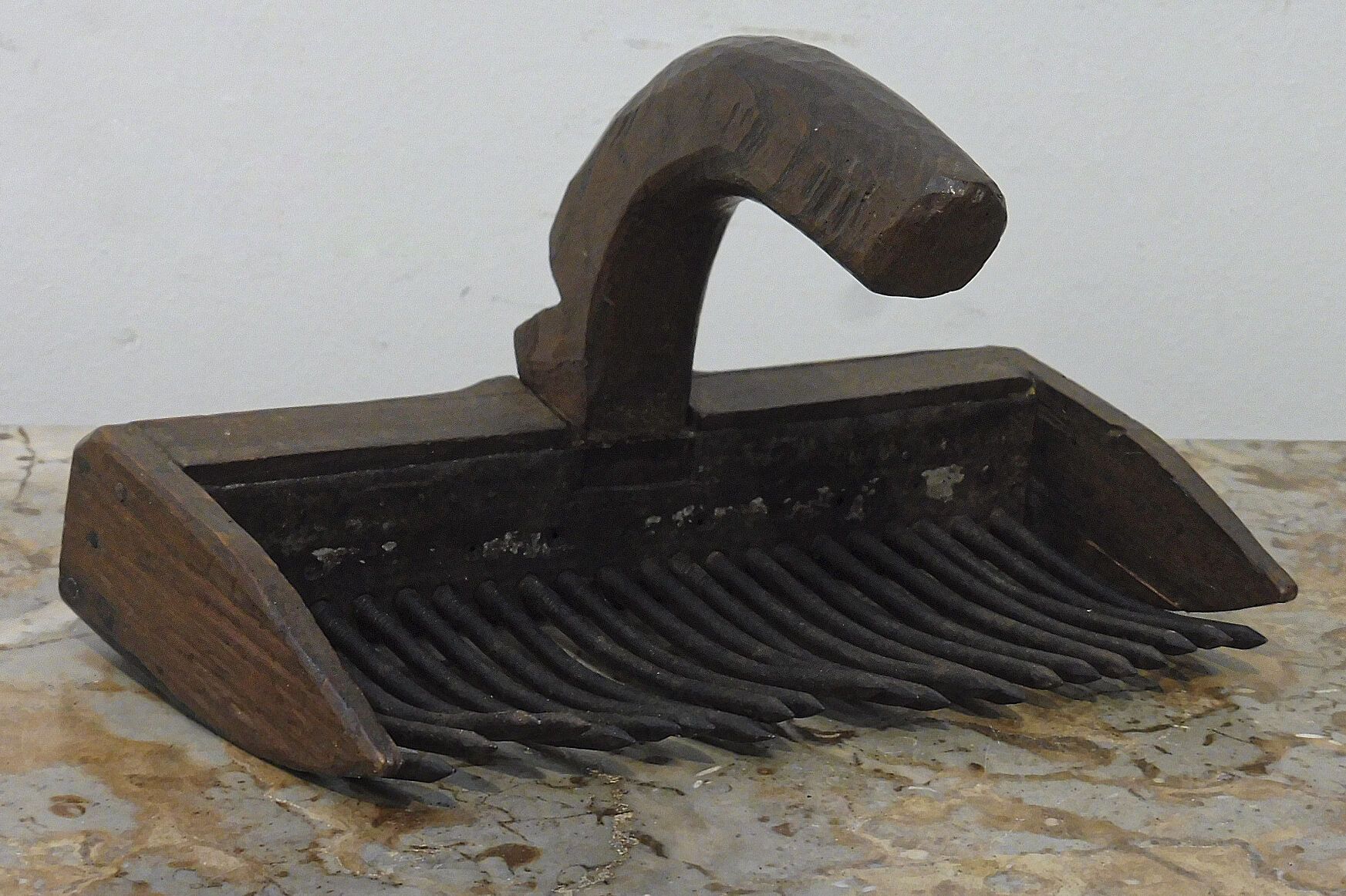 Null Peigne à chanvre en bois et métal
L. 22 cm