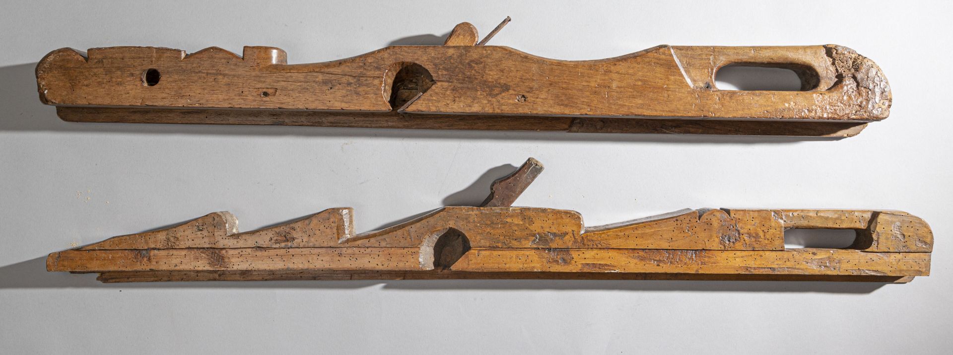 Null Ensemble de deux grandes varlopes en bois
L. 103,5 cm - 98 cm

Restauration&hellip;