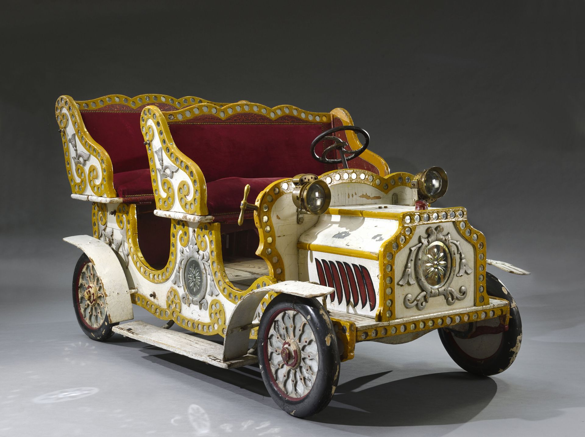 Null Alfred CHANVIN (1866-1951)
Rare et importante voiture de manège en bois scu&hellip;