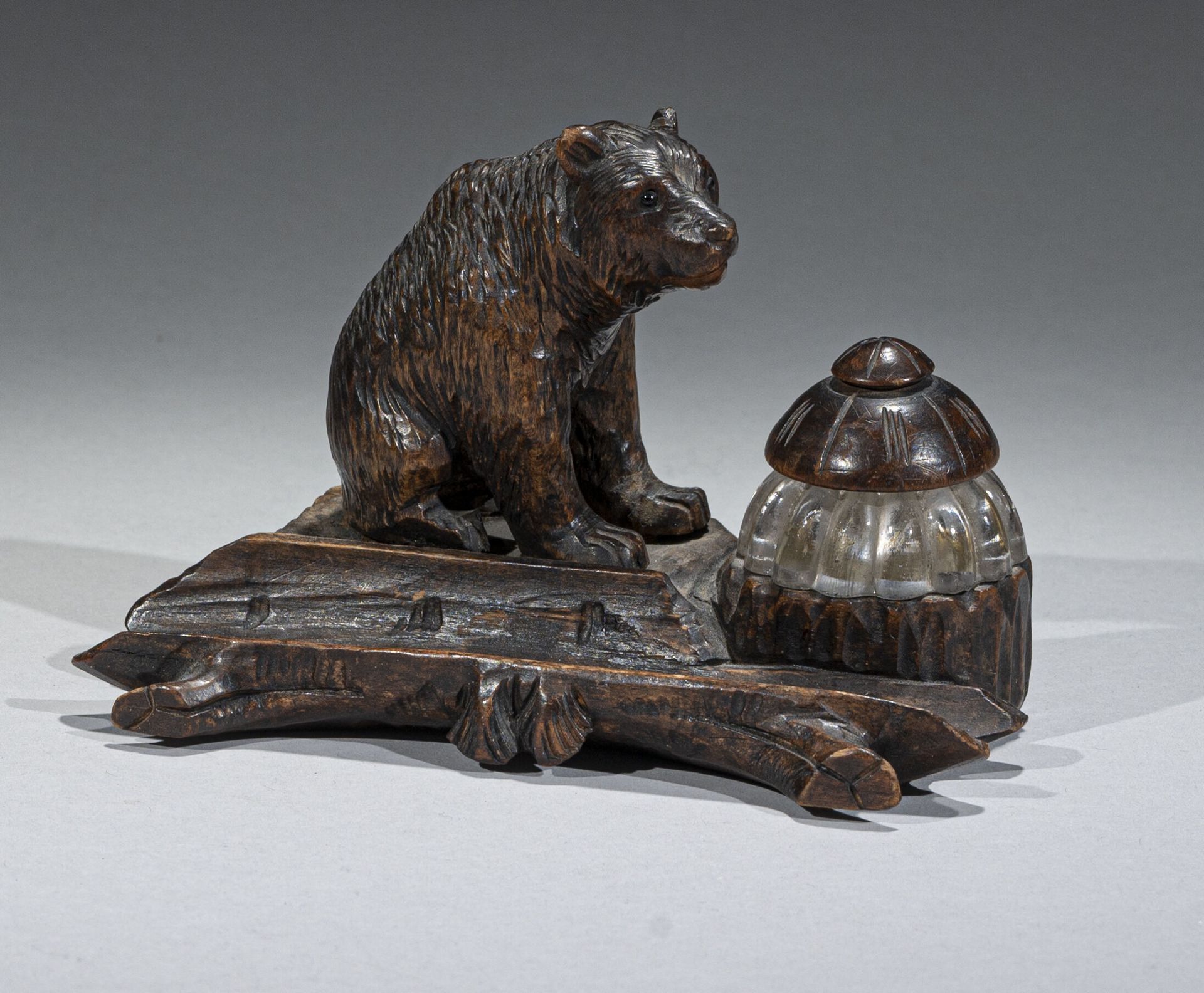 Null Encrier en bois sculpté à décor d'un ours, réservoir en verre avec un bouch&hellip;